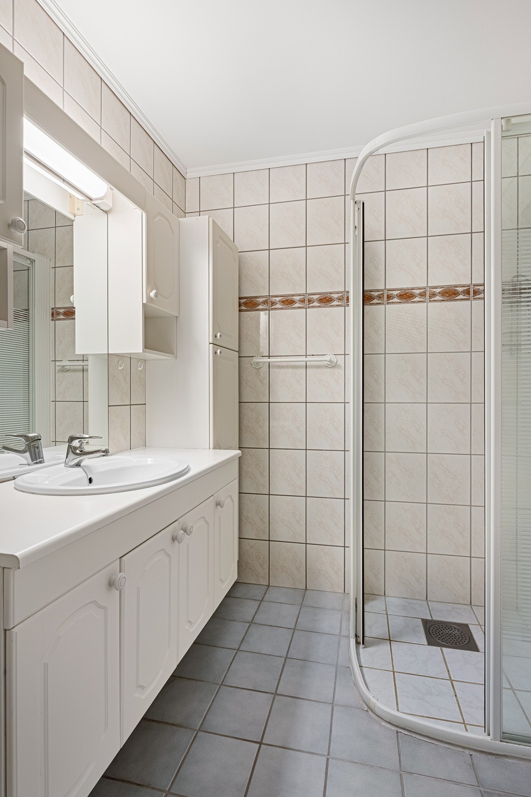 Bad med wc, dusjhjørne, håndvask med speilskap. Galleribilde