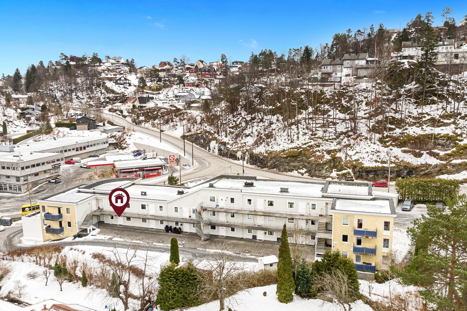 Praktisk leilighet med alt på en flate, og direkte inngang fra pent og velholdt uteareal på baksiden av bygget. Galleribilde