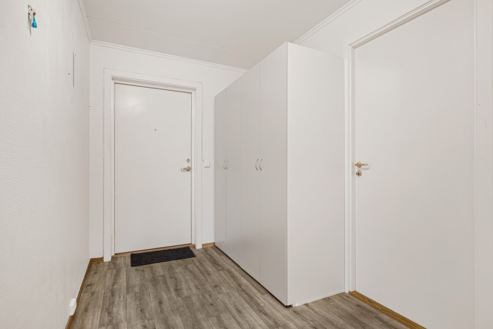 Leiligheten inneholder: Gang, stue, kjøkken, 2 soverom, bad og bod. Galleribilde