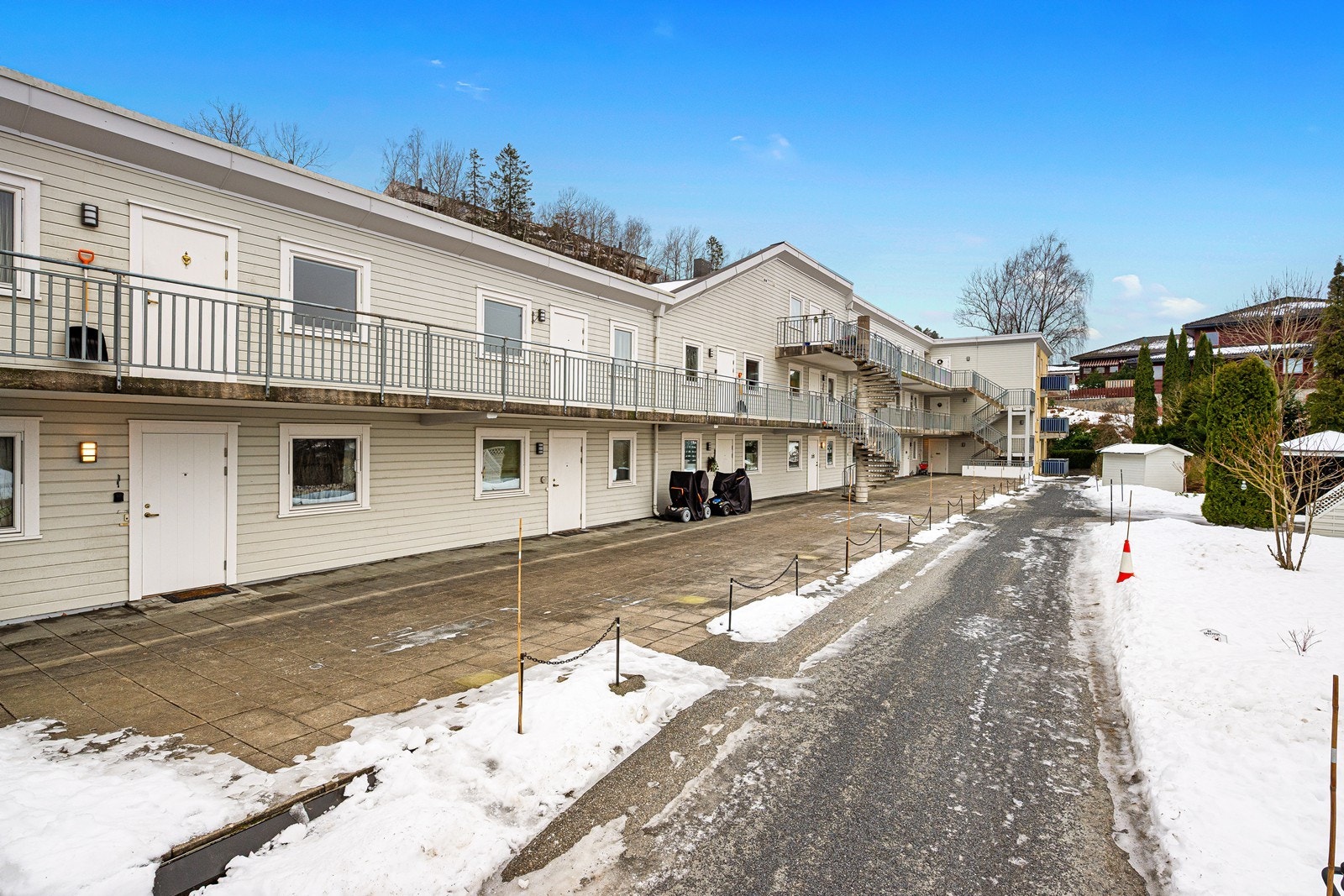 Stor, felles tomt tilhørende borettslaget. Asfaltert adkomst. Pent opparbeidet uteområde med gressplen og spredt beplantning med blomster og busker. Galleribilde