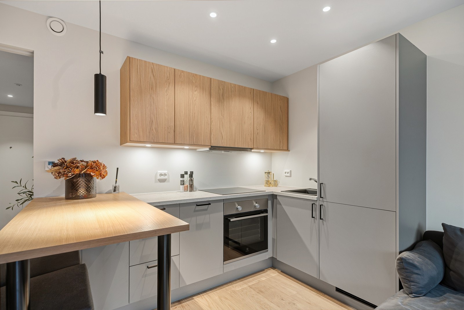 Lekkert kjøkken bestående av integrerte hvitevarer Galleribilde