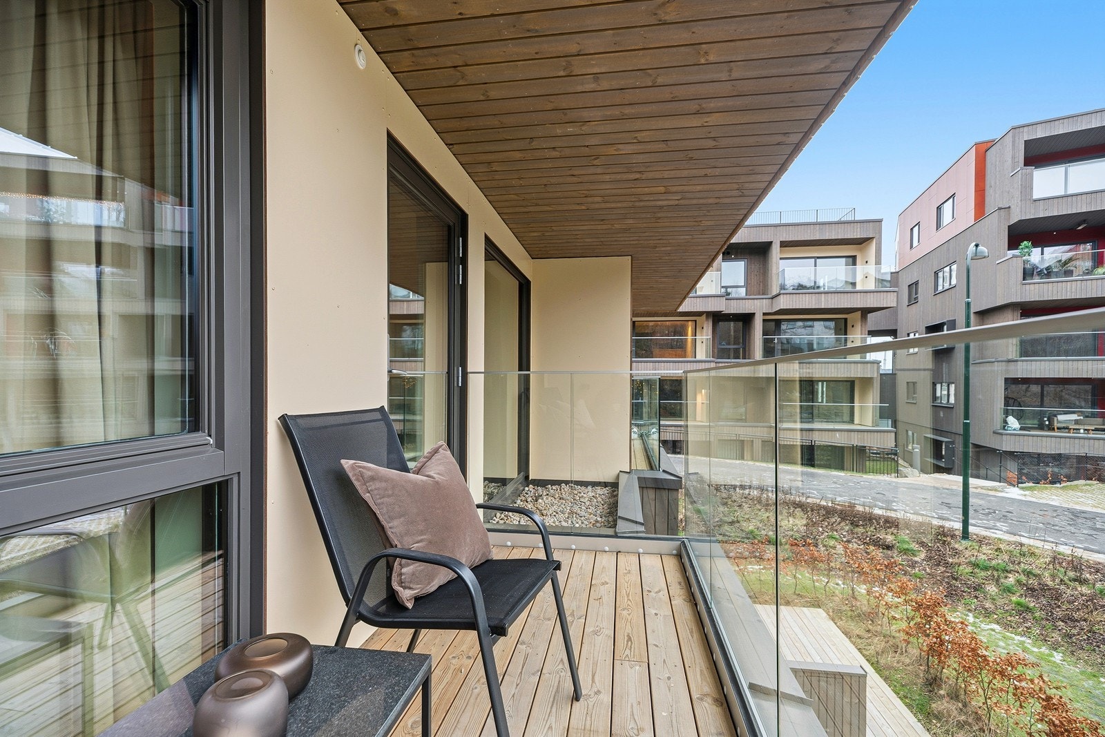 Herlig balkong med plass til utemøblement. Galleribilde