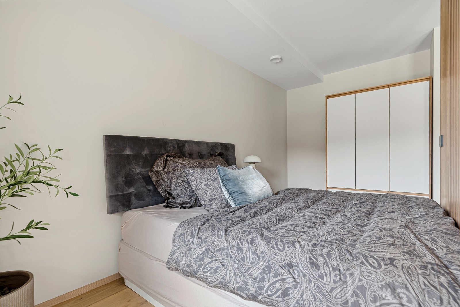 Det er rikelig med oppbevaringsplass i garderobe Galleribilde