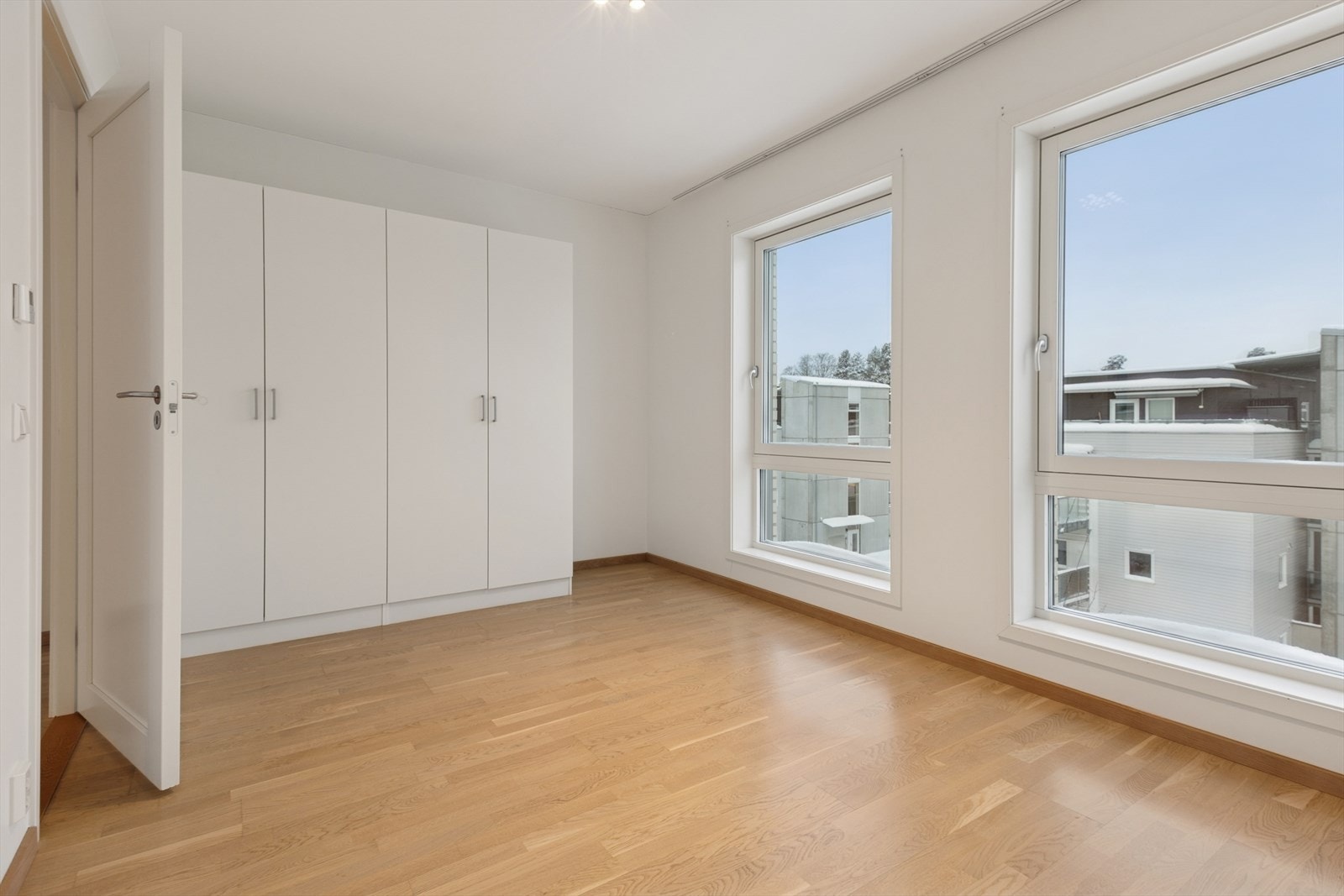 Leiligheten har et romslig soverom med god plass til dobbeltseng og tilhørende møblement. Galleribilde