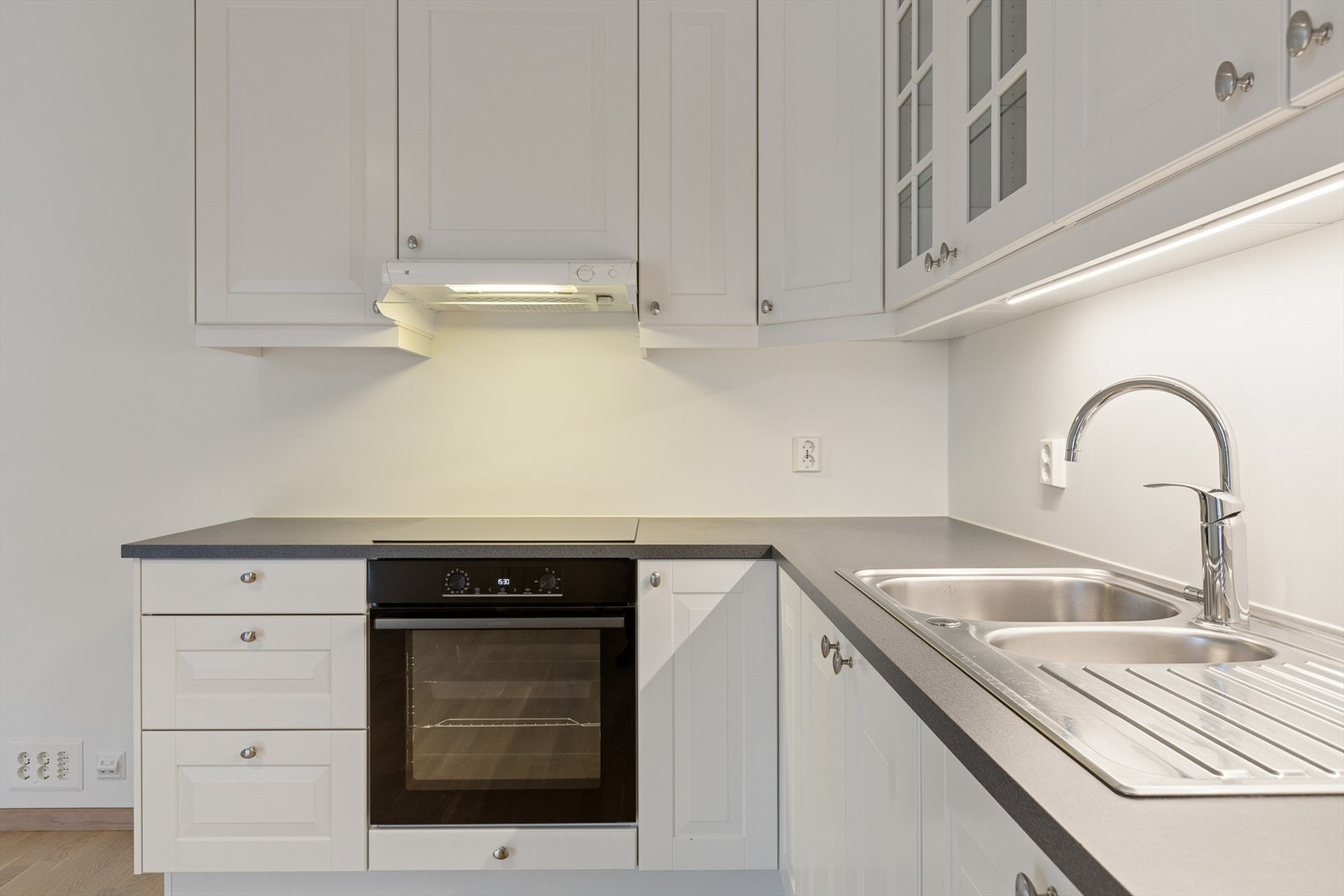 Kjøkkeninnredningen er utstyrt med integrerte hvitevarer. Galleribilde