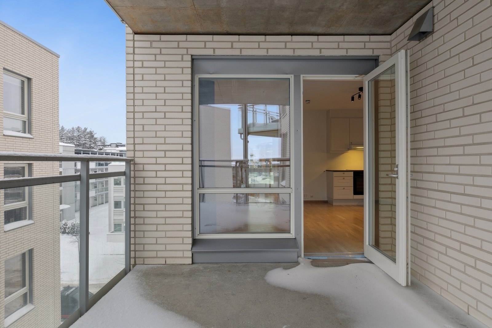 Balkongen er overbygget og har et areal på ca. 11 kvadratmeter. Galleribilde