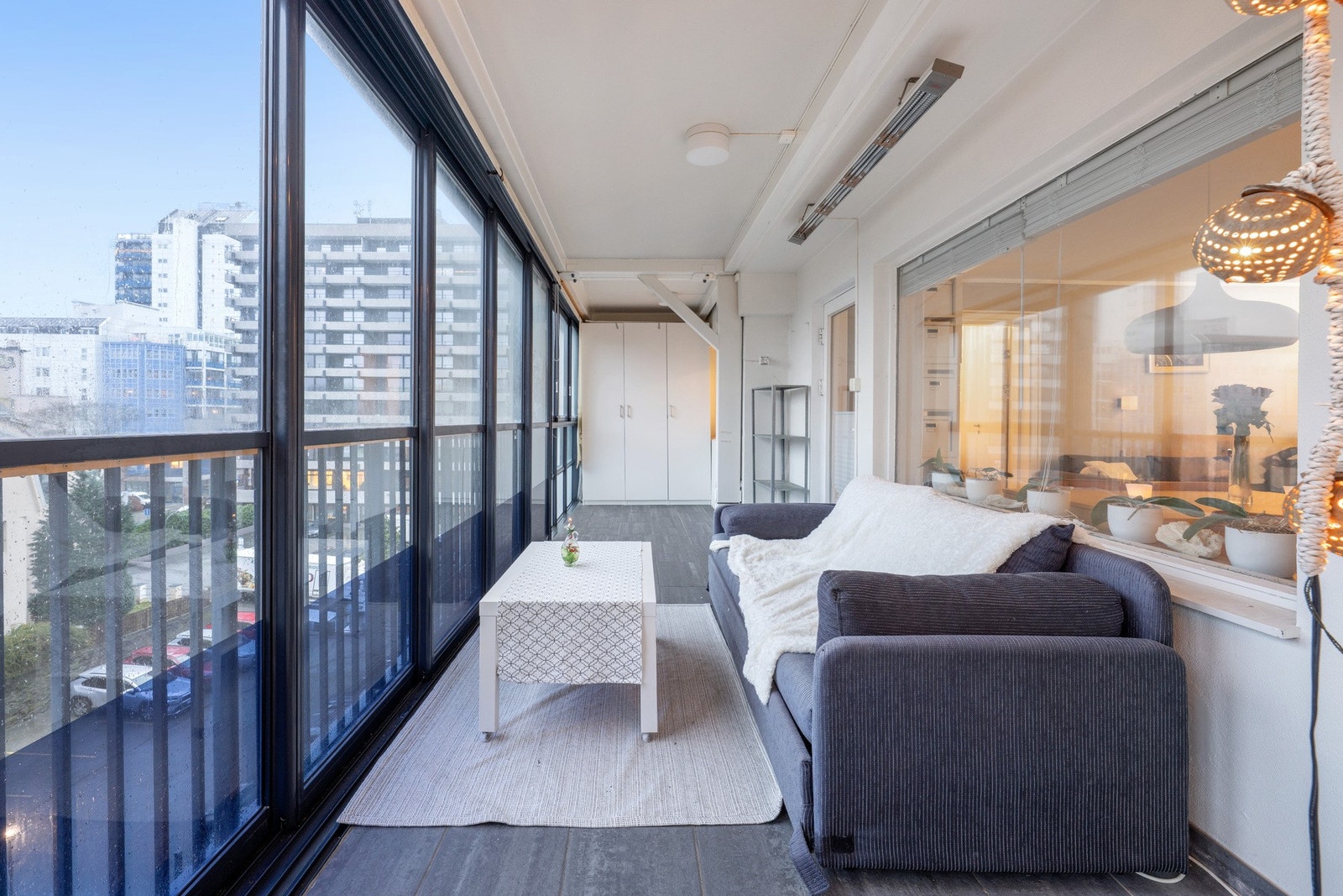 Kjekk innglasset balkong som fungerer som en forlengelse av stuen. Galleribilde