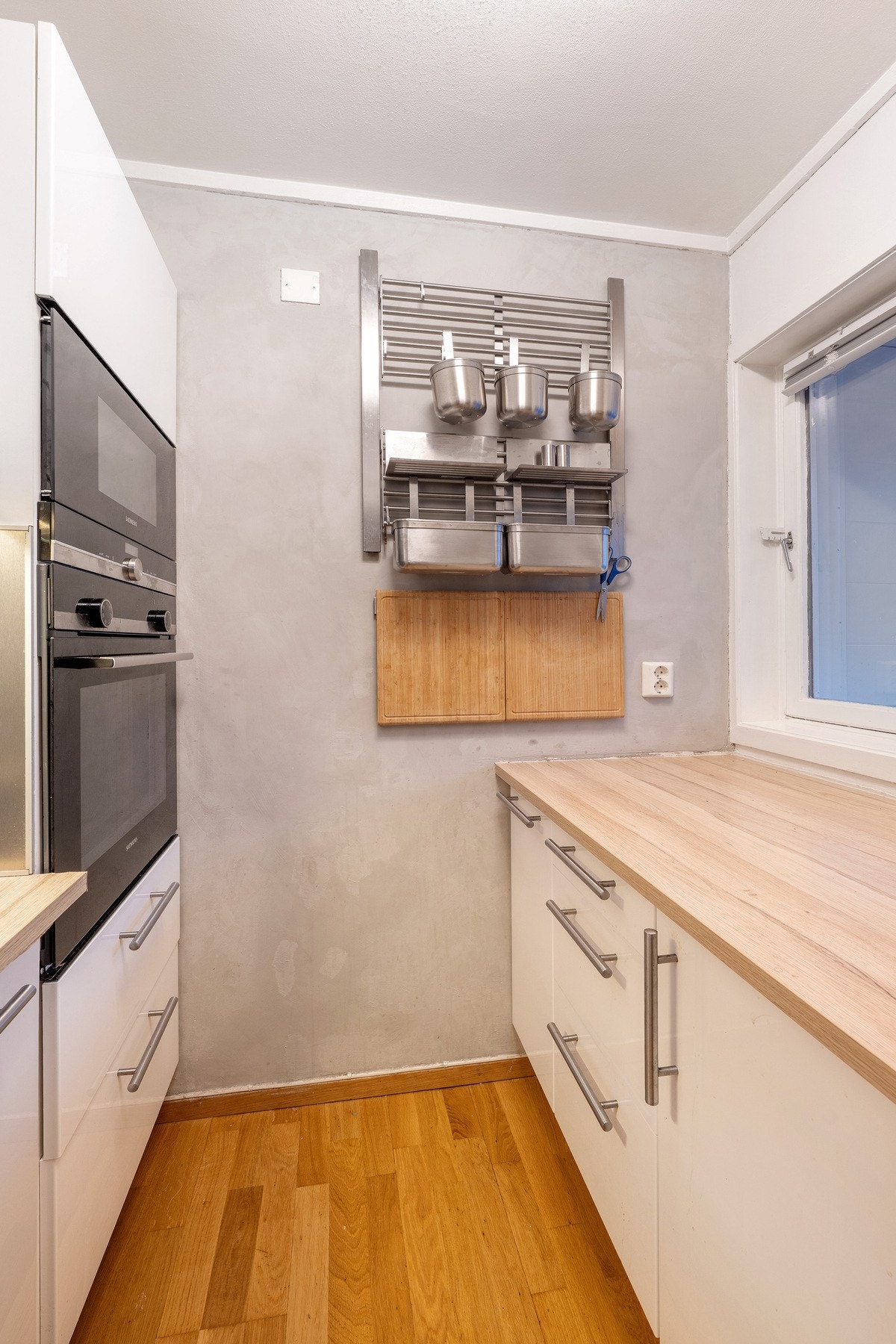 Flere integrerte hvitevarer og praktisk oppbevaringsløsning. Galleribilde