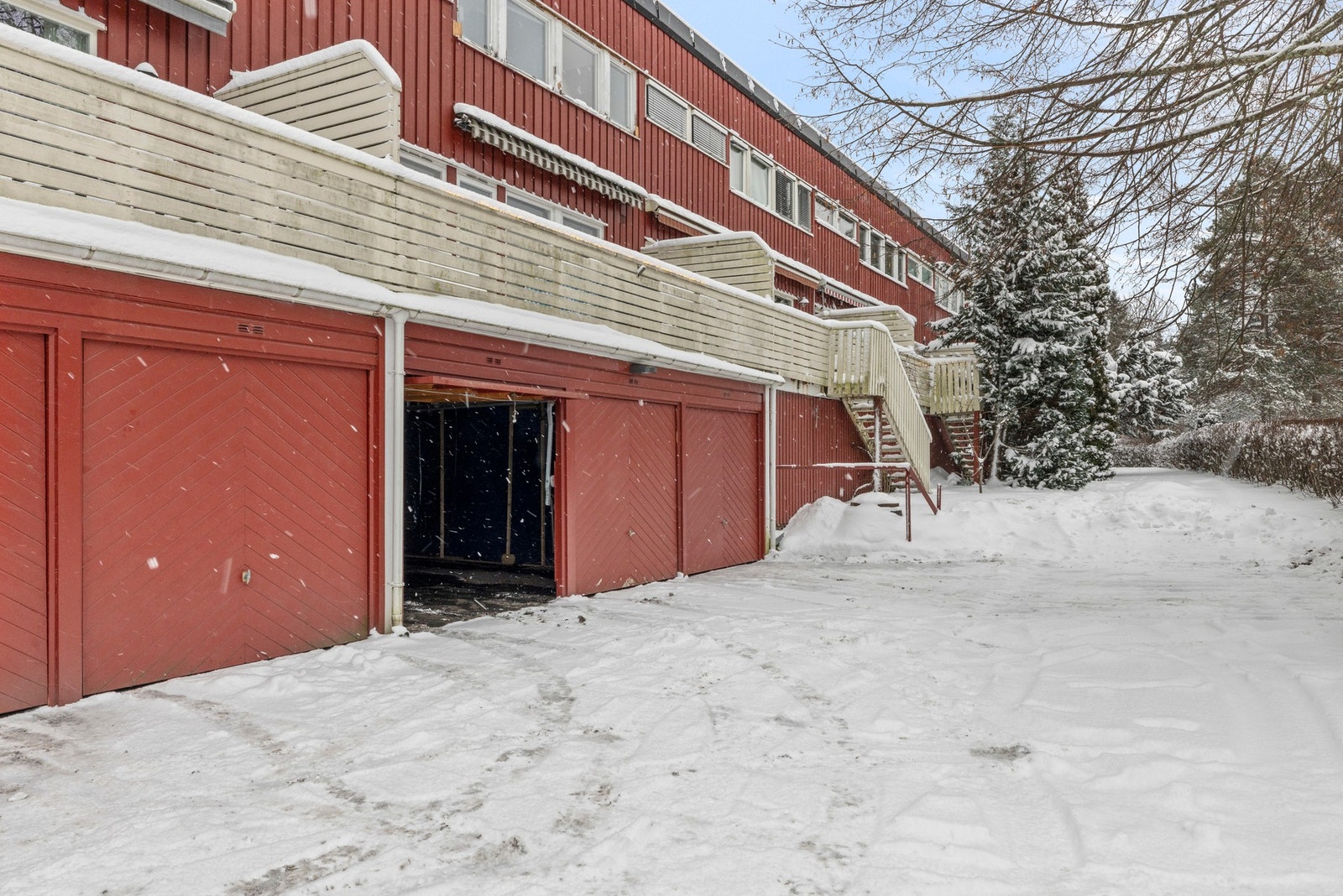 Boligen disponerer en garasjeplass i fellesrekke med elbillader Galleribilde