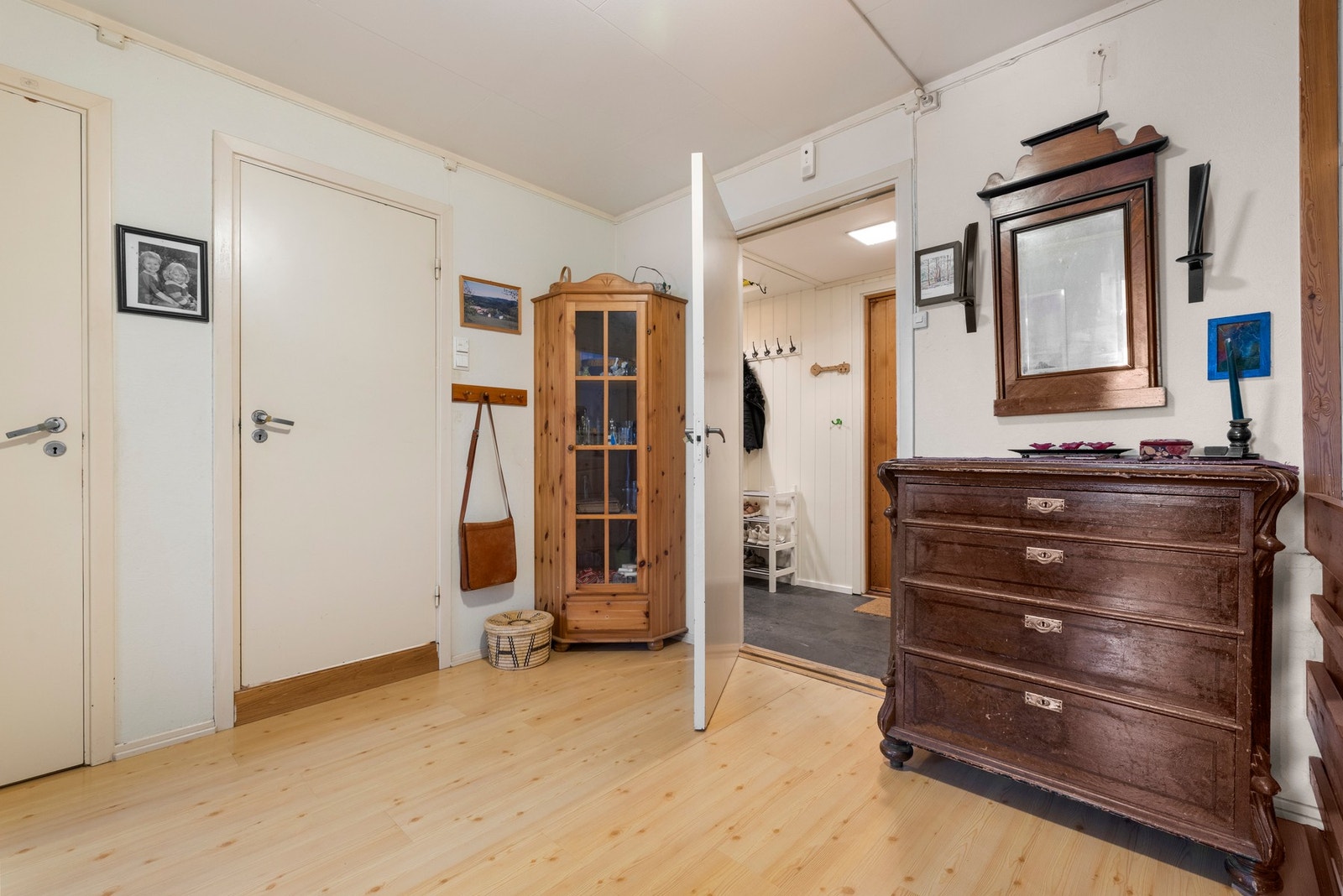 Fra entreen kommer du inn til en hall med god plass til oppbevaringsmøbler Galleribilde