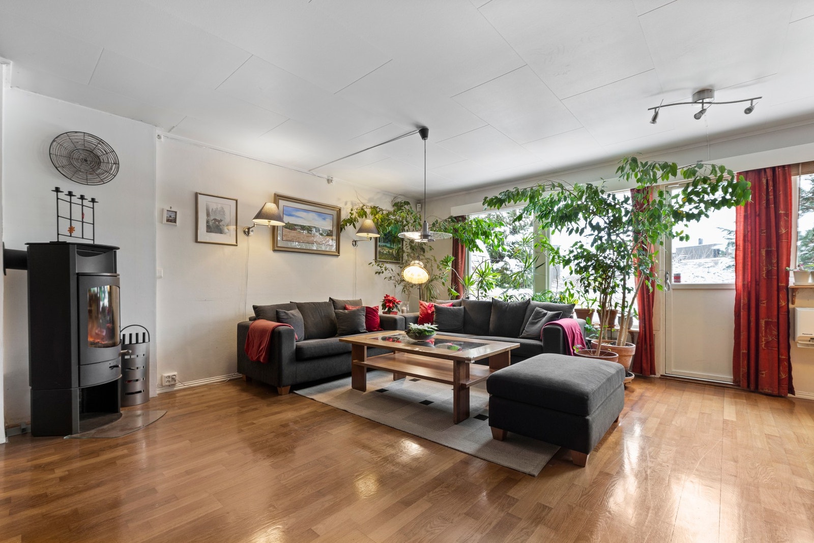 Stuen har en praktisk utforming med god plass til både sofagruppe og spisebord Galleribilde