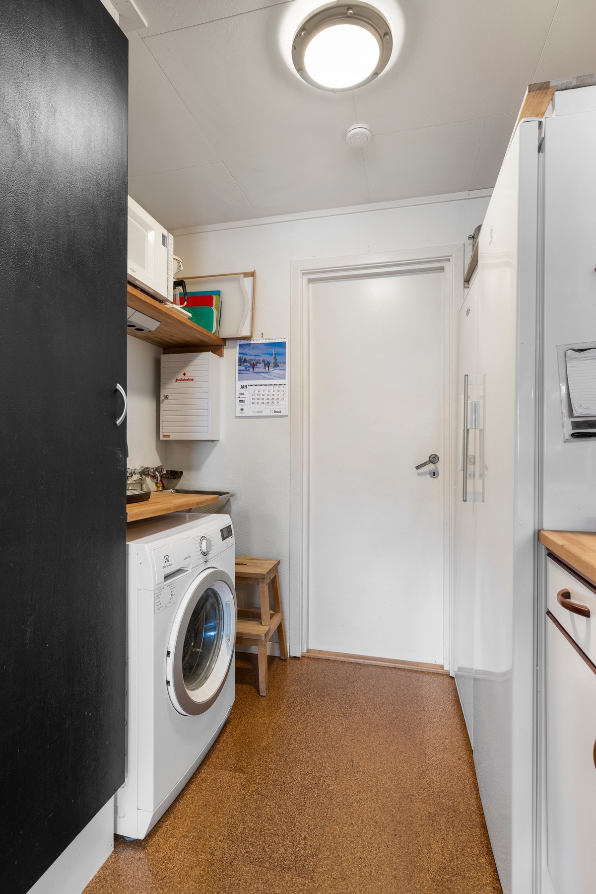 Det er godt med skapplass for oppbevaring, samt oppvaskkum i stål Galleribilde