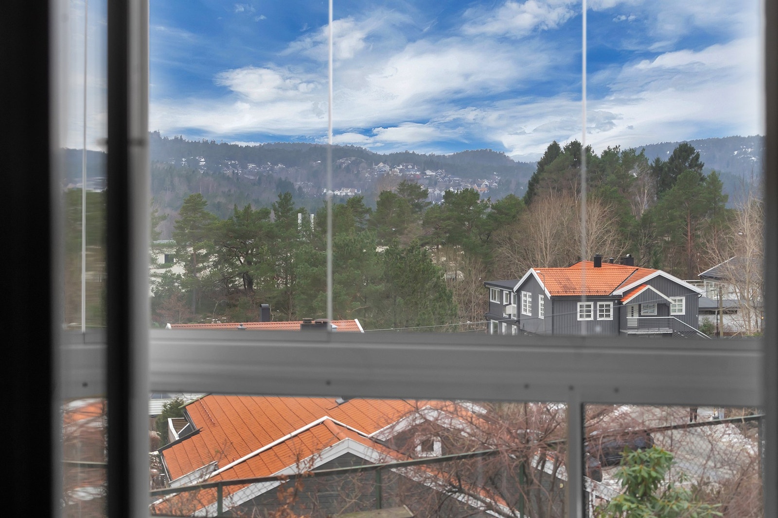 - Lite innsyn fra balkongen | Fine solforhold med ettermiddag og kveldssol - Galleribilde