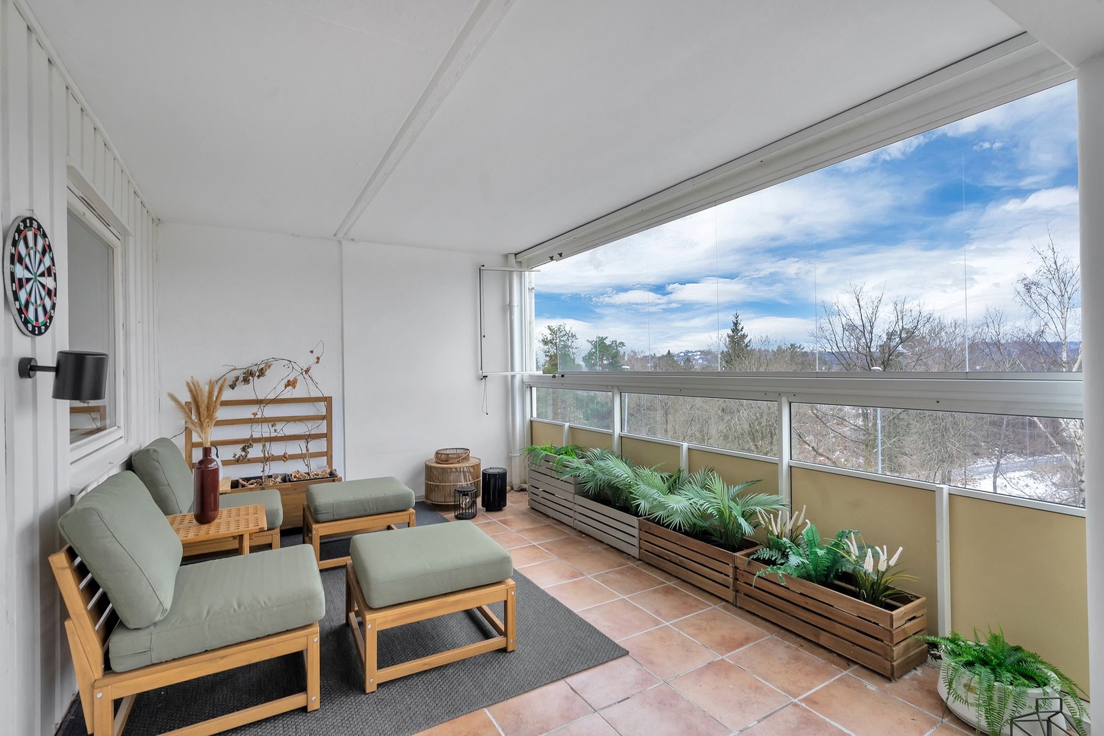 - Stor innglasset balkong som måler hele 23kvm | Her kan fine dager nytes - Galleribilde