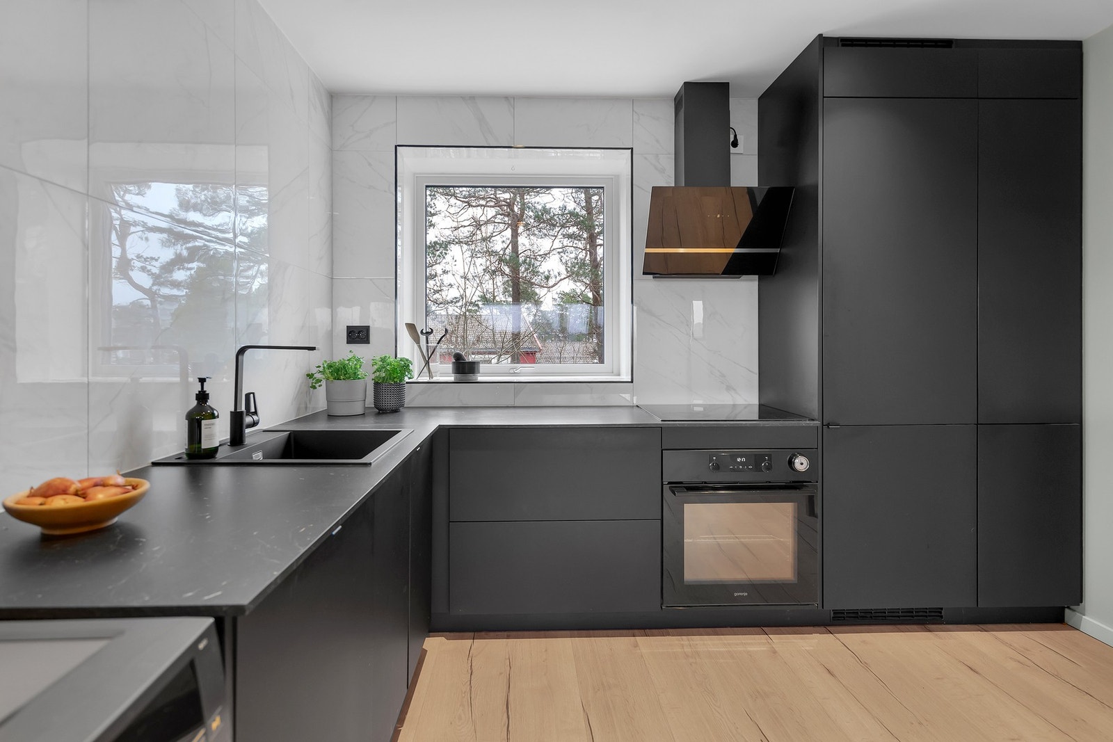 - Fine, store fliser over kjøkkenbenk | Alle hvitevarer er også integrert som vil medfølge handelen - Galleribilde