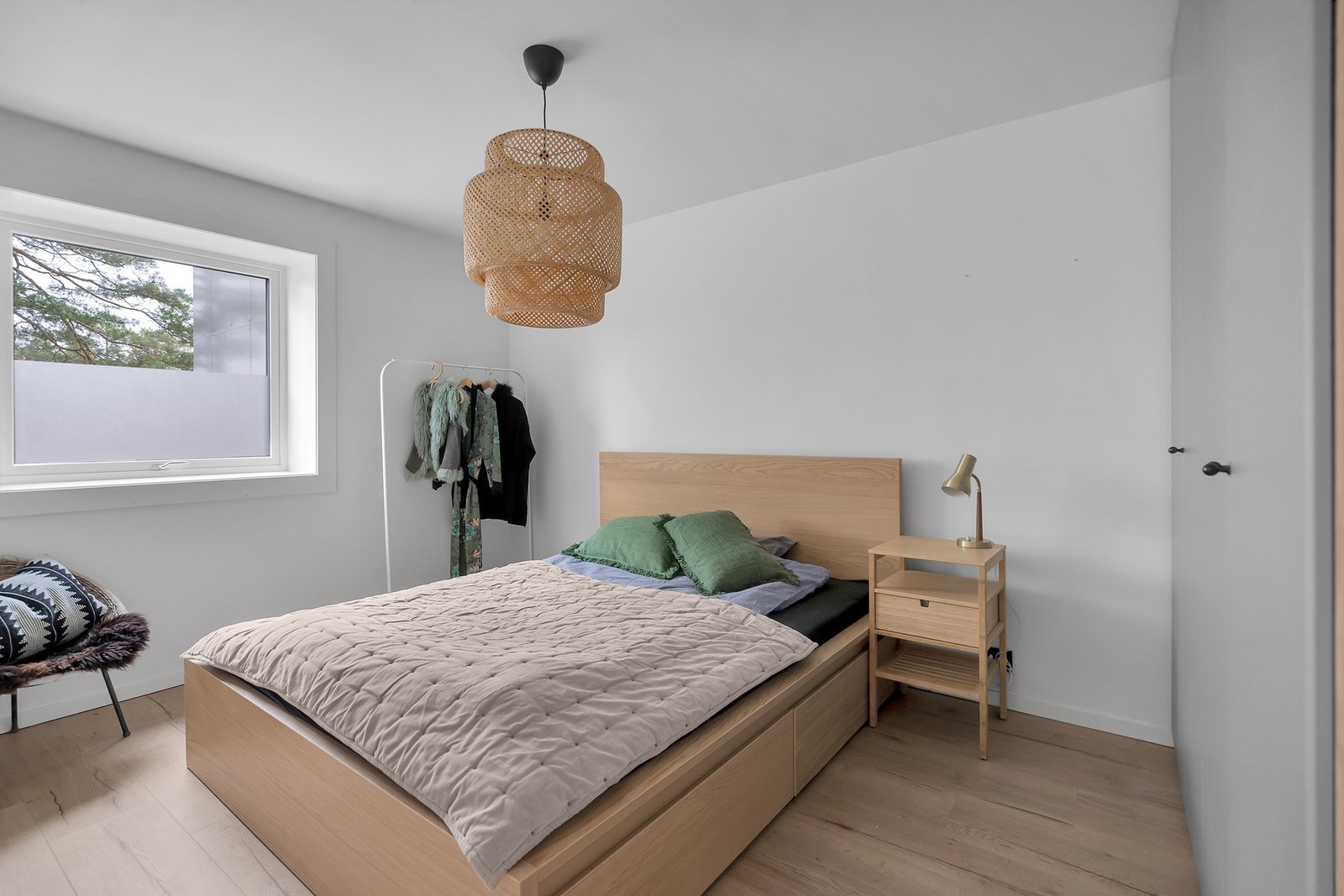 - Leiligheten har to soverom | Hovedsoverommet er av meget romslig størrelse med stort garderobeskap - Galleribilde