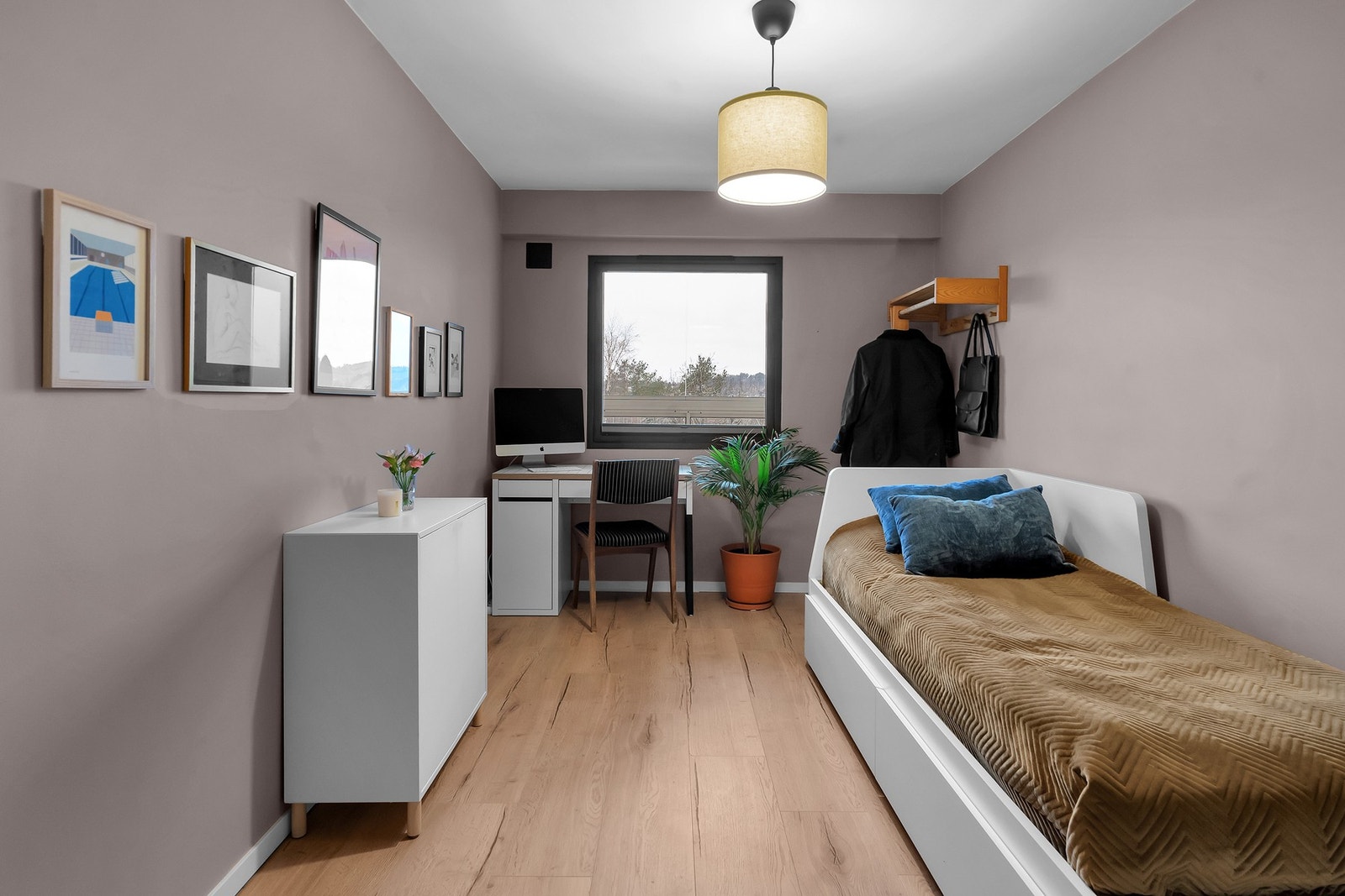 - Soverom 2 | Smart innredet med god plass til blant annet seng, pult og skap - Galleribilde