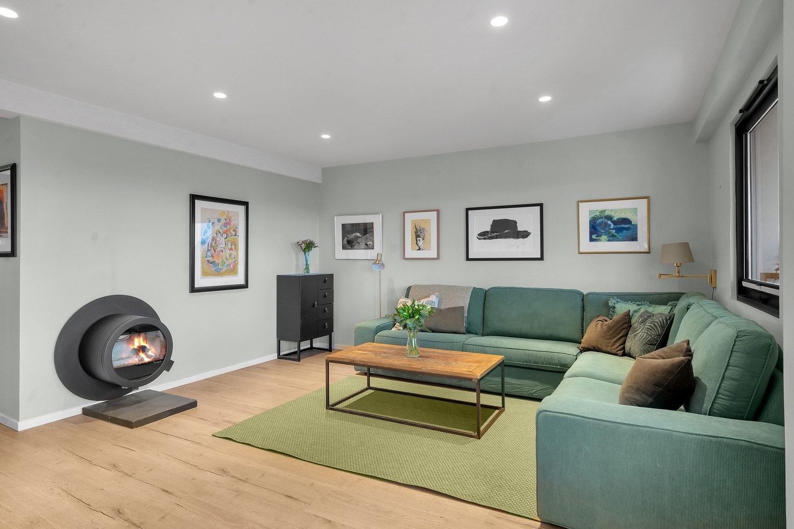 - Leiligheten har innholdsrik og fin planløsning | God belysning i taket med dimmere - Galleribilde