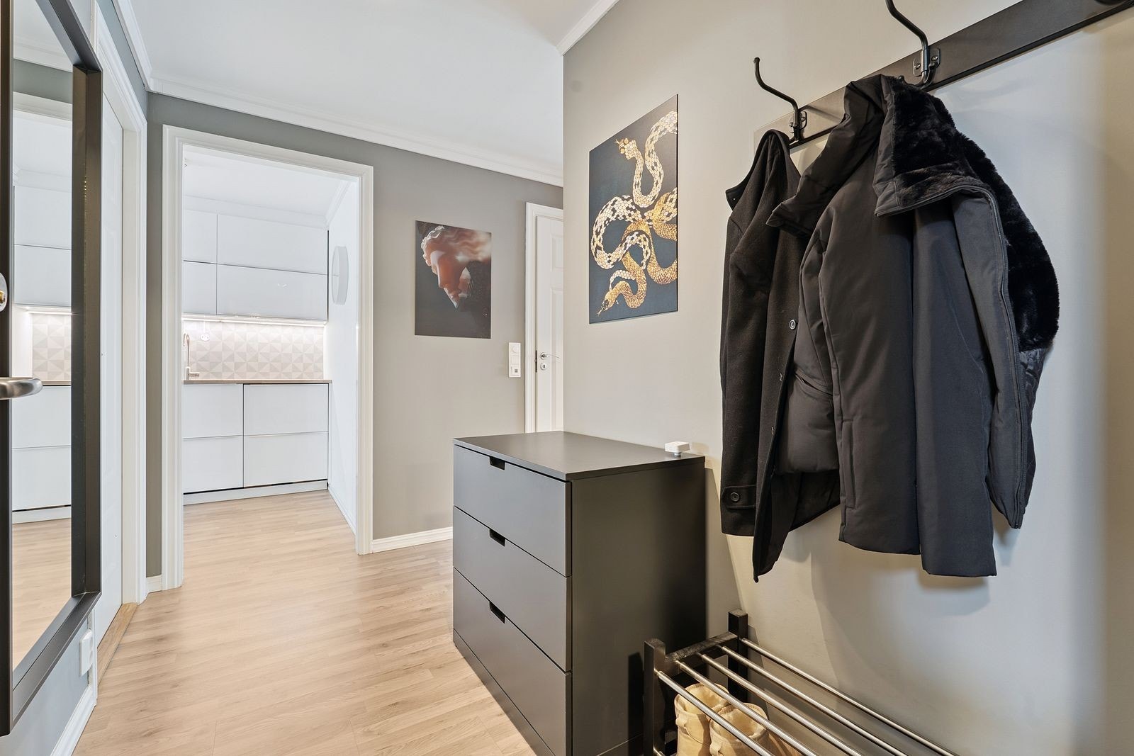 Boligen har pene lyse overflater og holder meget god standard. Galleribilde