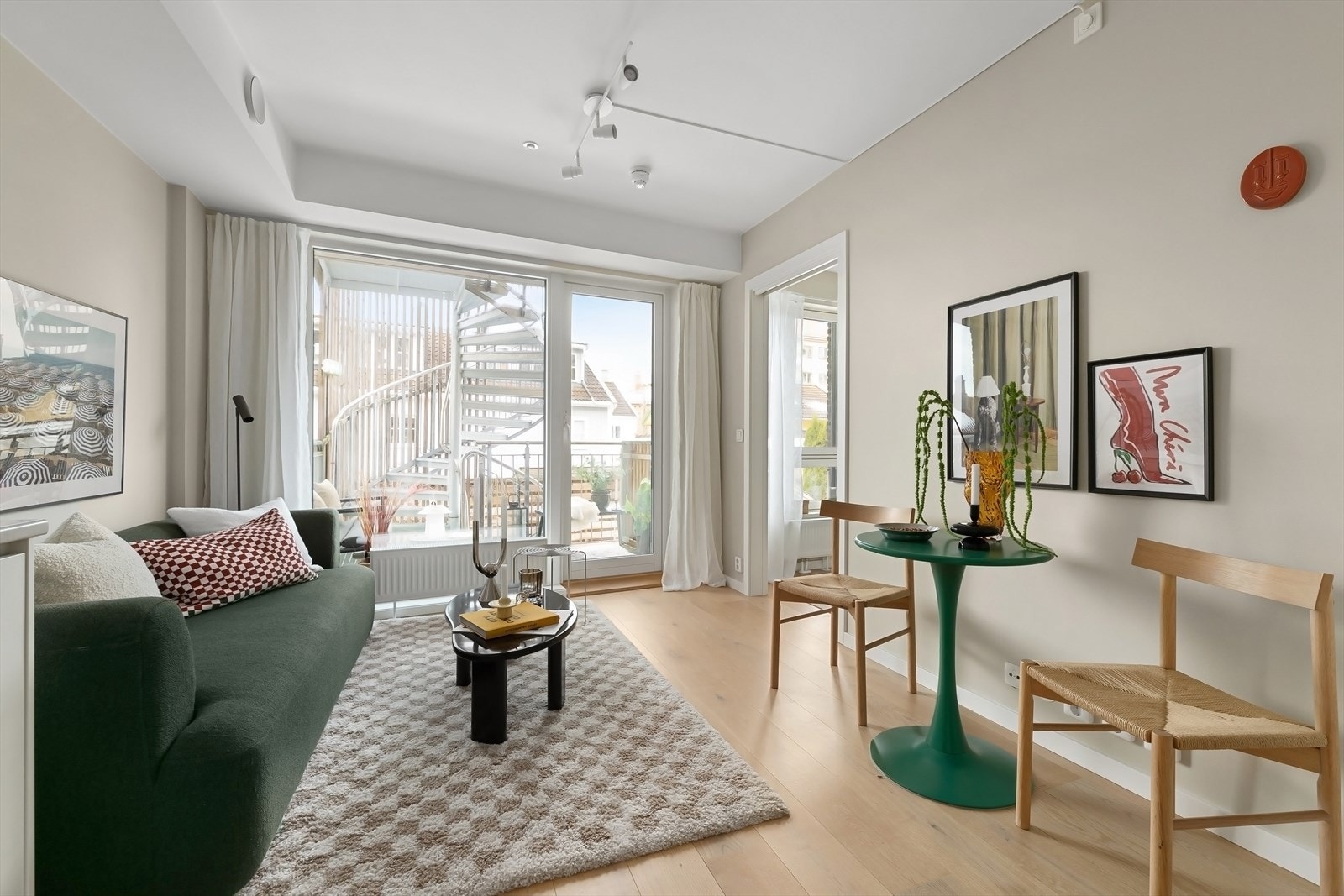 Det gjøres oppmerksom på at dette er bilder av en tilsvarende leilighet i etasjen over. Galleribilde