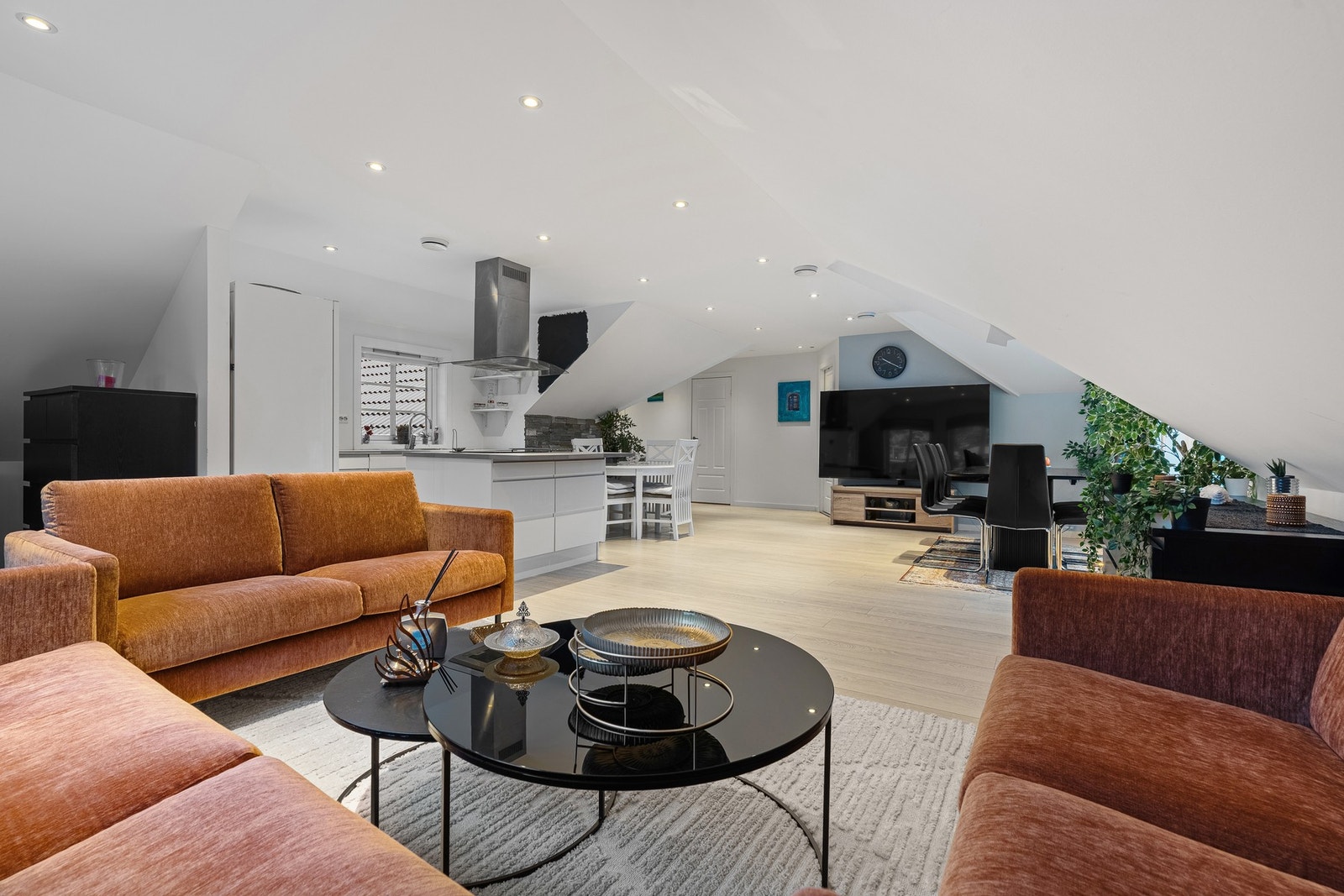 Om ønskelig kan det meste av inventaret følge med mot et avtalt tillegg i prisen. Galleribilde