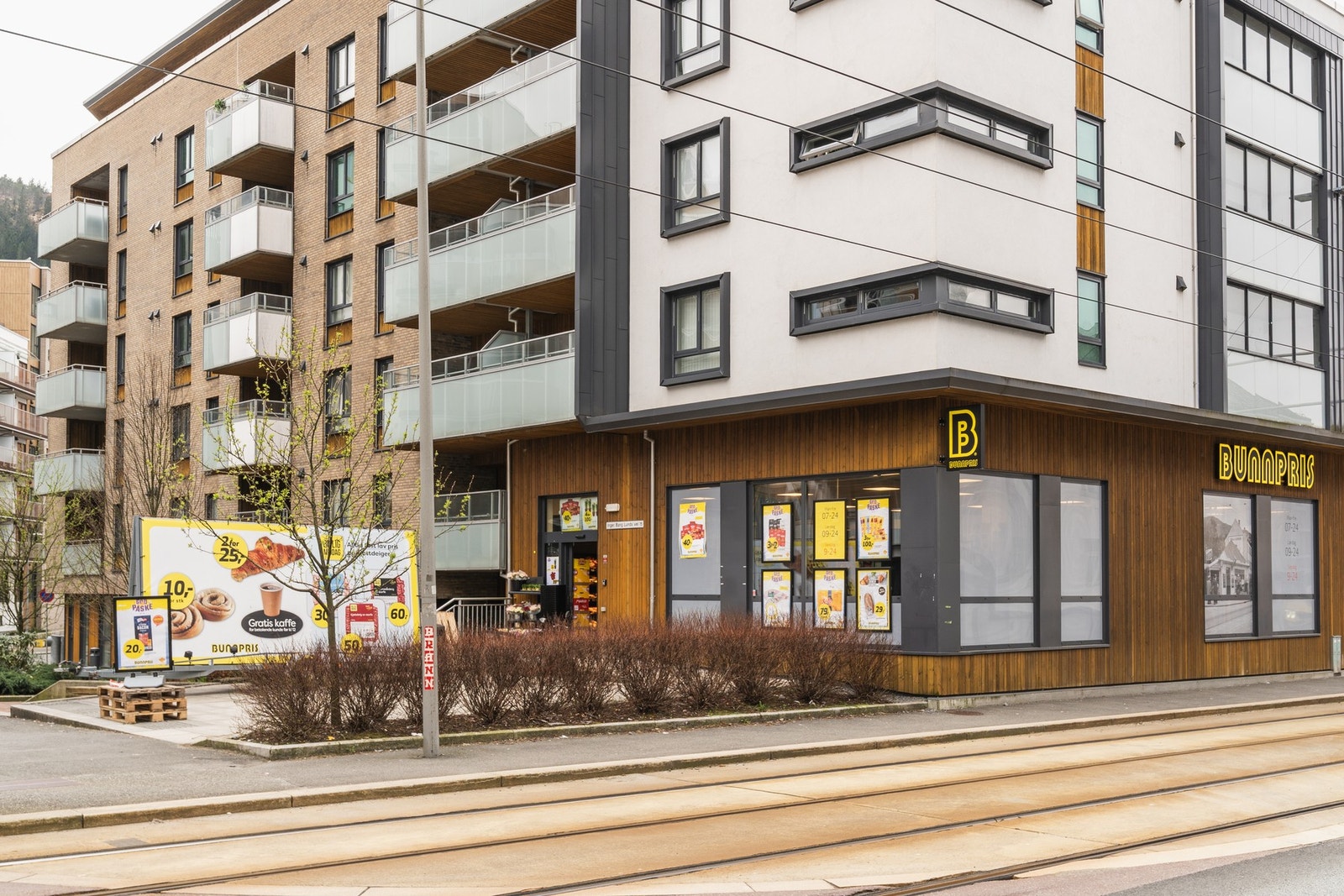 Nærmeste dagligvarebutikk er søndagsåpne Bunnpris Kronstad i samme bygget. Galleribilde