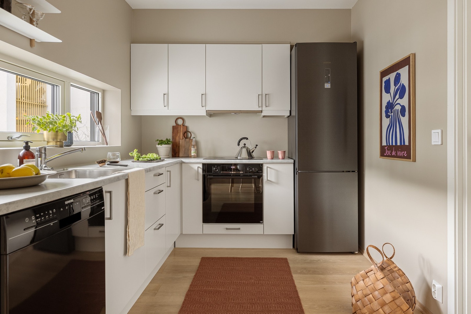 Kjøkkenet ligger i åpen løsning med stuen, men er på ingen som helst måte dominerende i rommet. Galleribilde