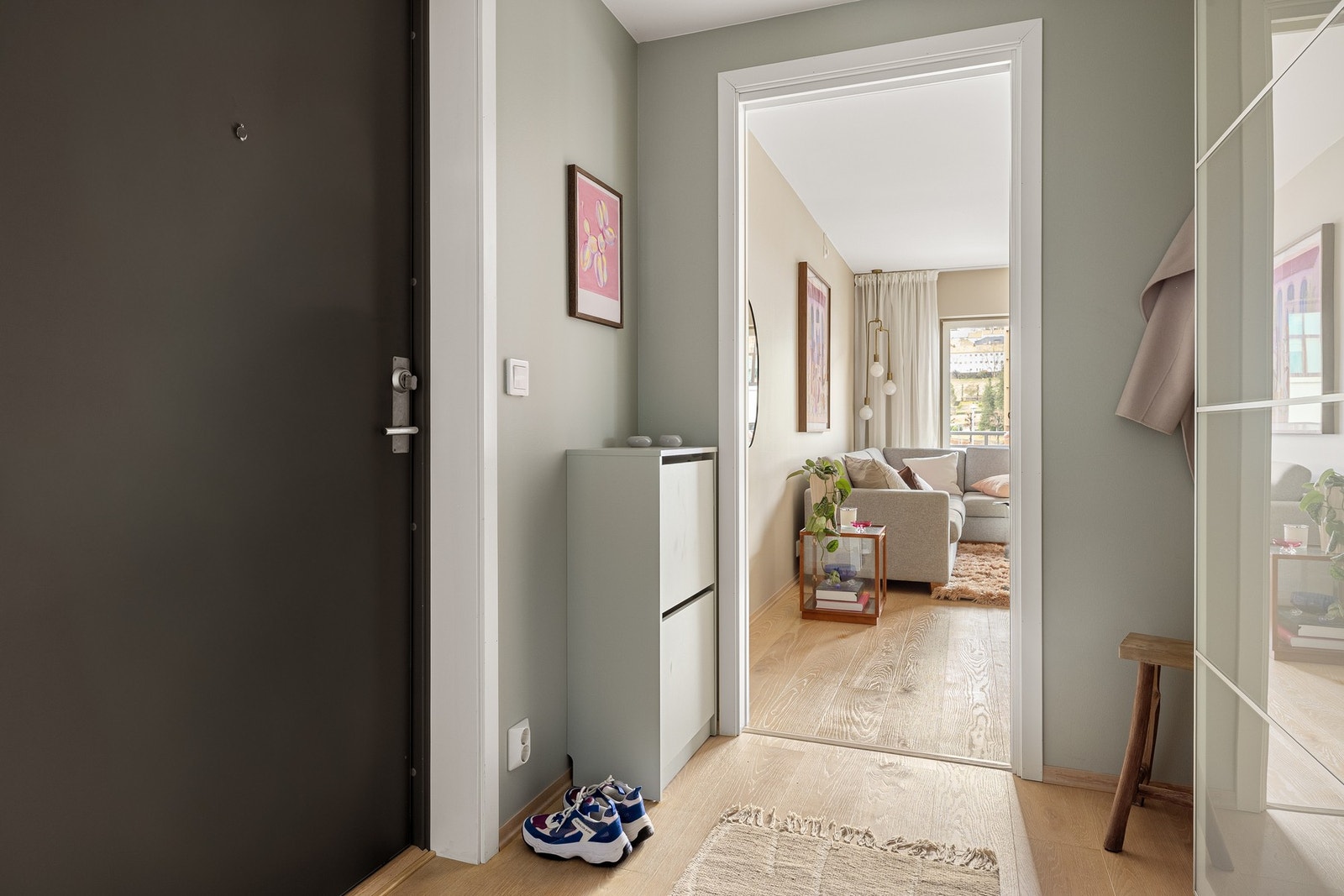 Vi starter i entréen på 4,4 kvm med god lagringsplass i skyvedørsgarderobe. Galleribilde