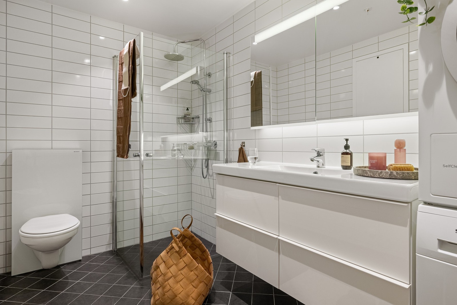 Det romslige badet på 6 kvm er helfliset med varmekabler i gulv og innfelte downlights i tak. Galleribilde