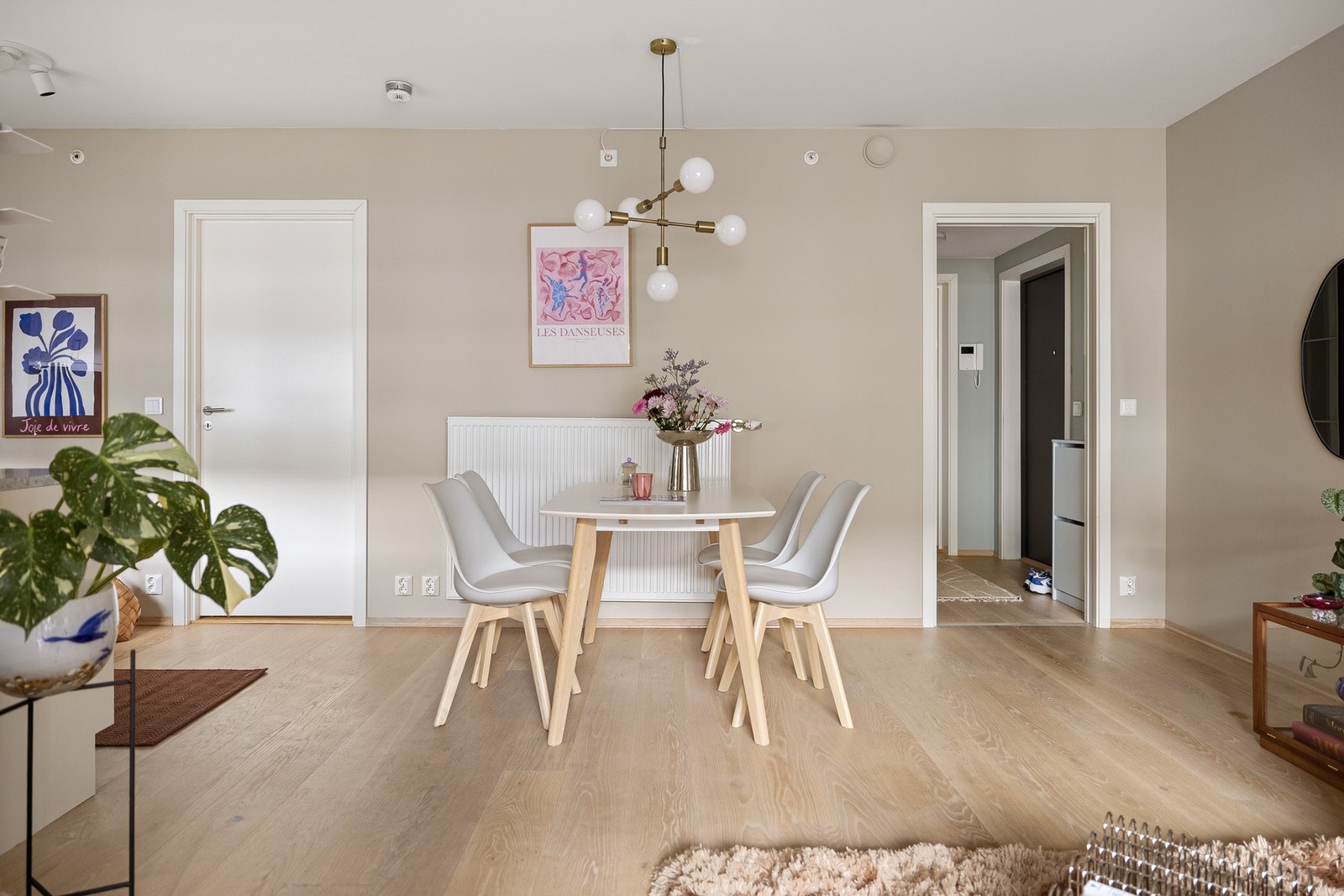 Spisebordet finner sin naturlige plass i tilknytning til kjøkkenet. Galleribilde