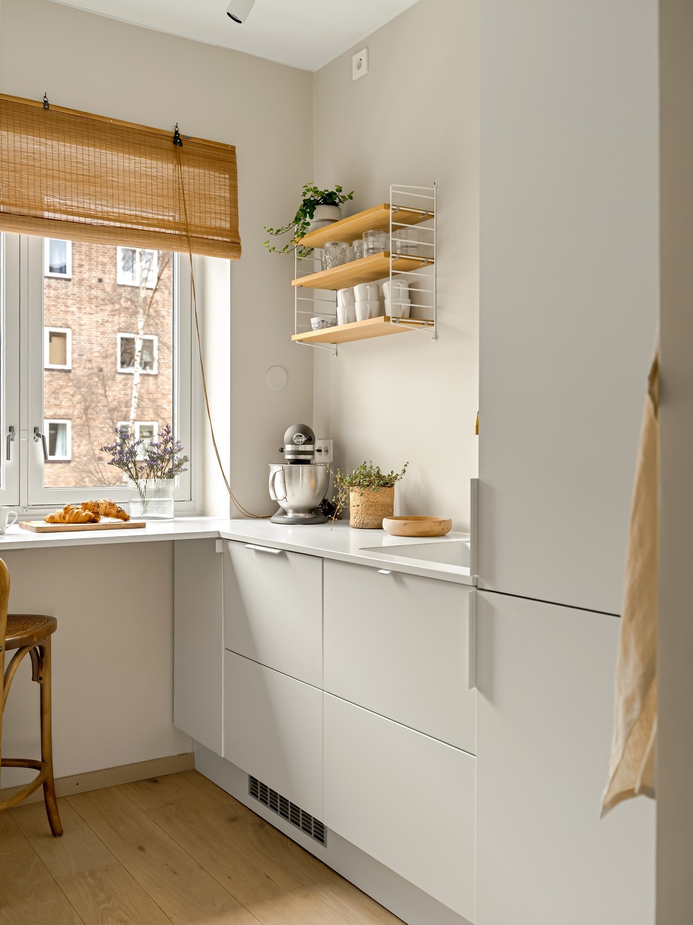 Innredningen består av glatte fronter, benkeplate med integrert kum og integrerte hvitevarer. Galleribilde