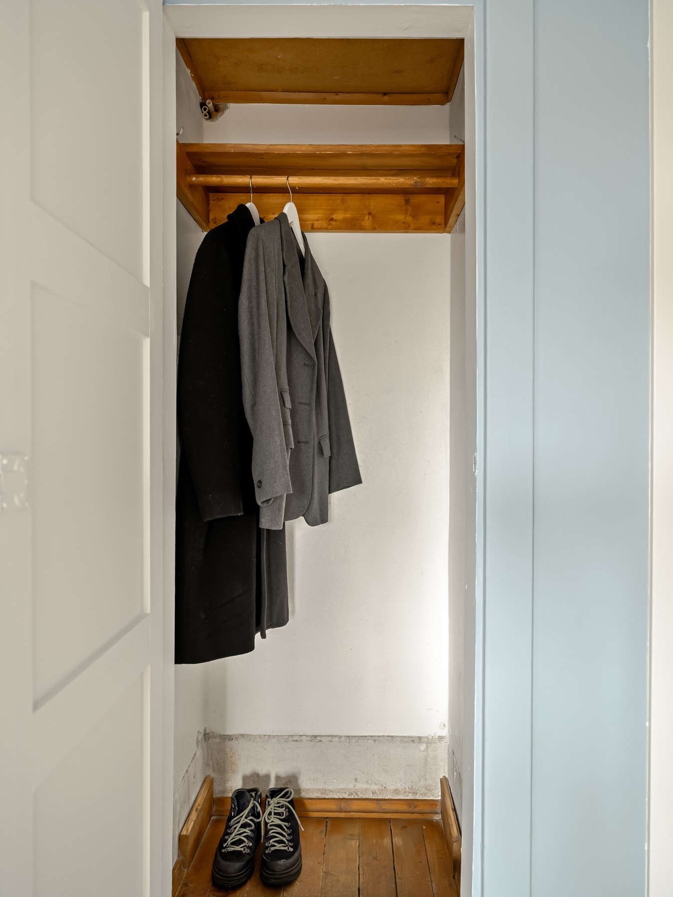 I entreen finner vi også et praktisk kott, som gir plass til oppheng og lagring. Galleribilde
