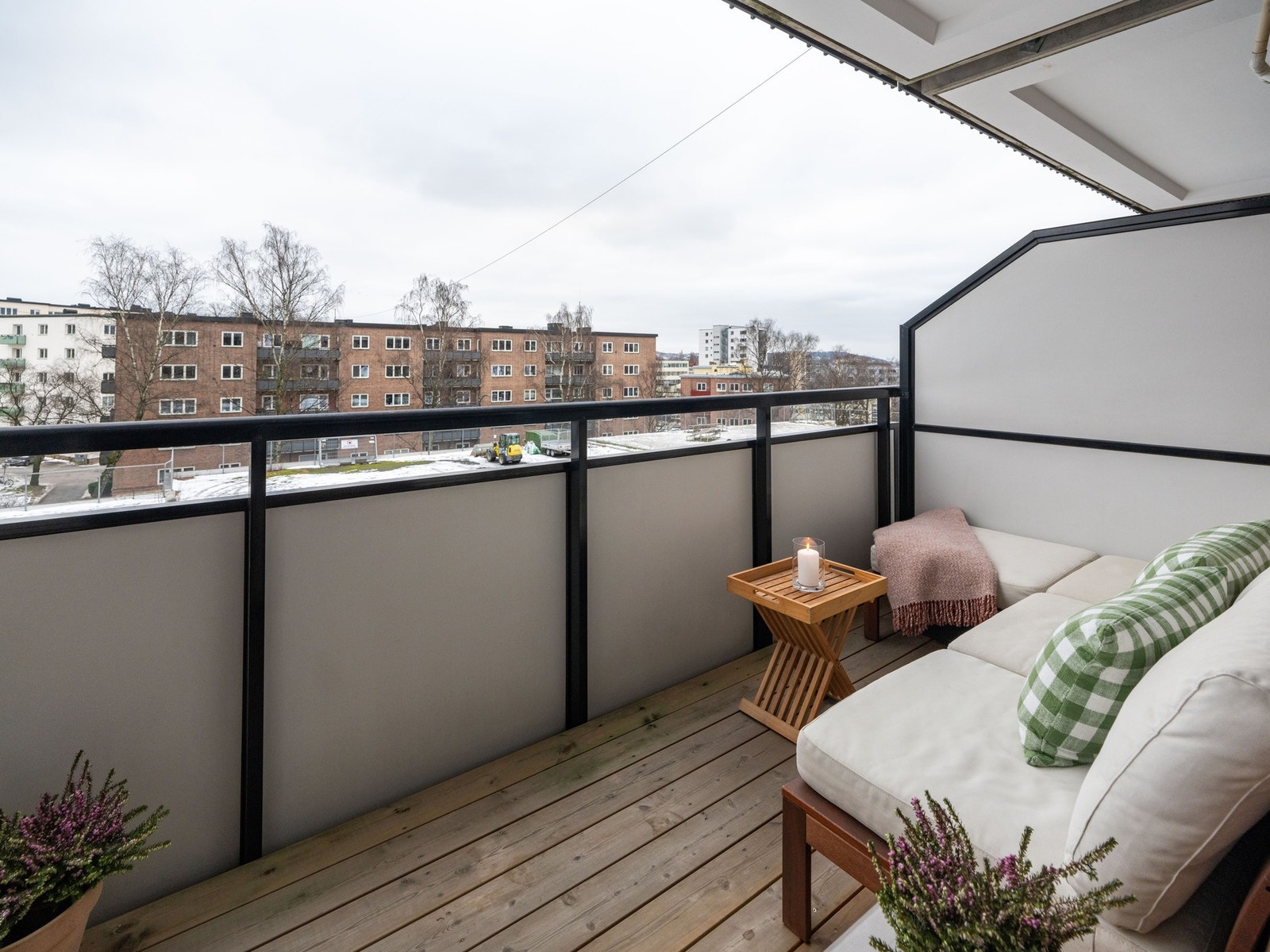 Balkongen er romslig, målt til ca. 6 kvm. Det betyr at du har god plass til utemøbler og grill. Galleribilde