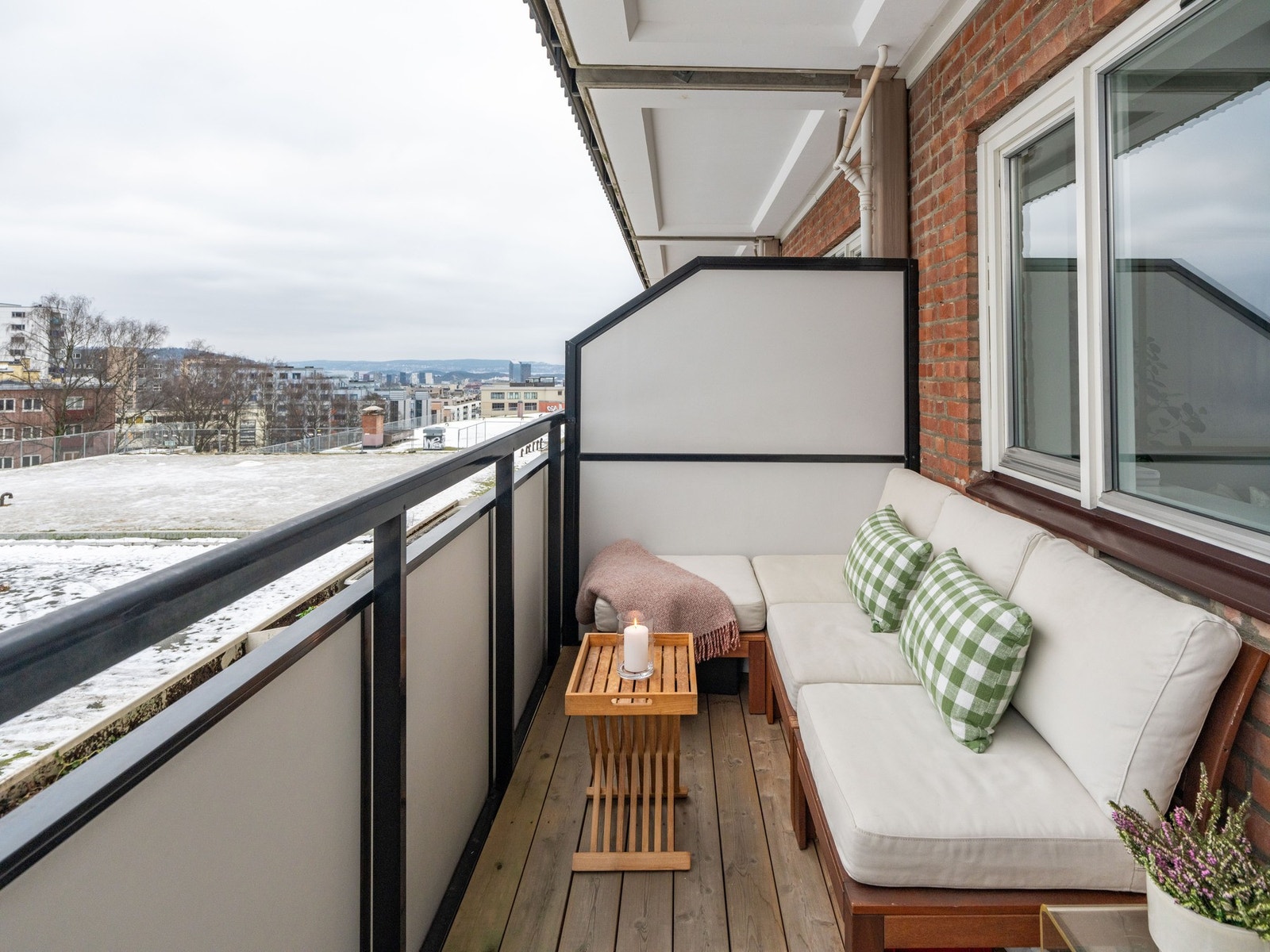 Selger informerer om at sola blir din beste venn mellom 07:00-15:00 på sommeren. Galleribilde