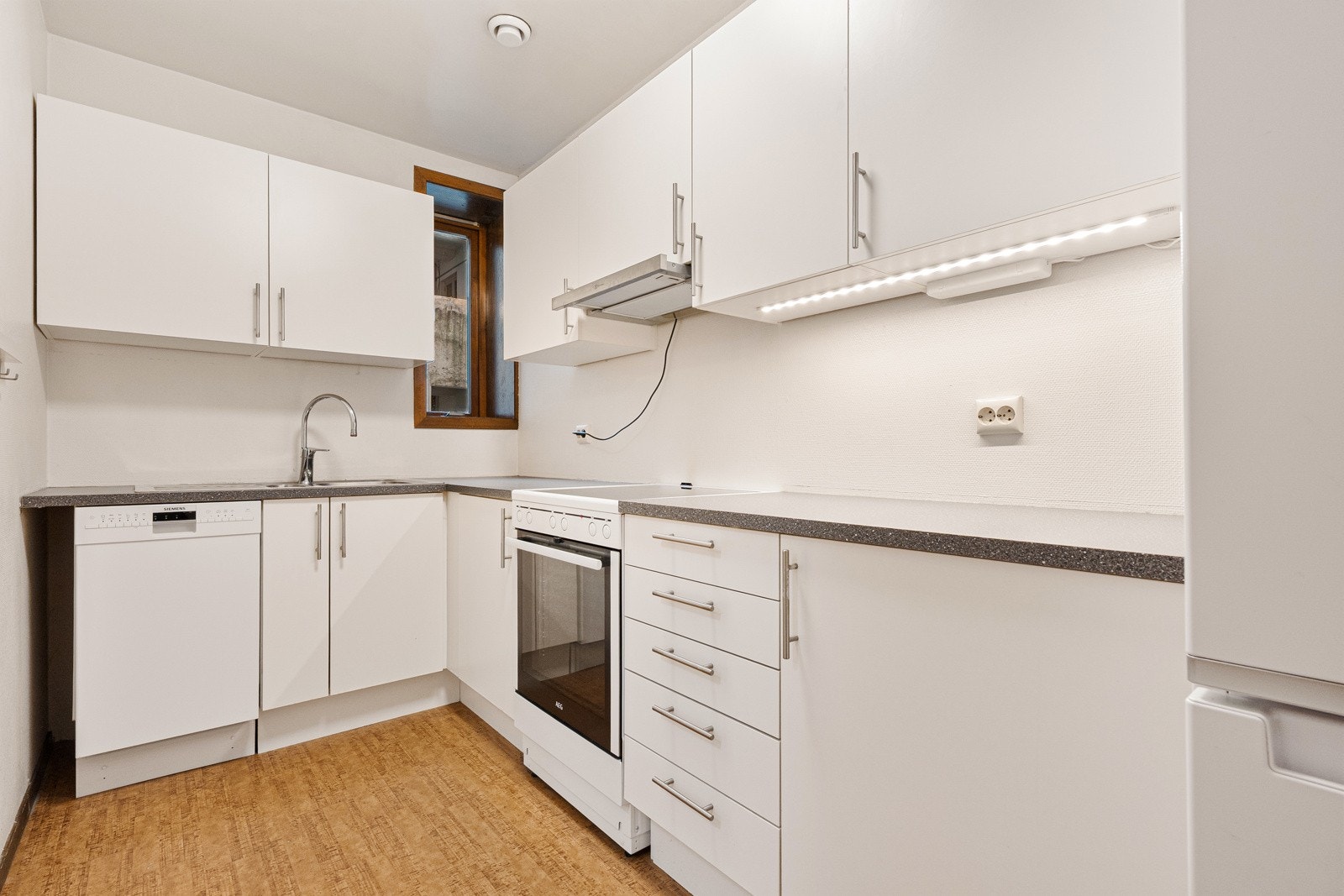 Kjøkkenet er av nyere årgang enn resten av leiligheten, og selges komplett med hvitvarer. Galleribilde