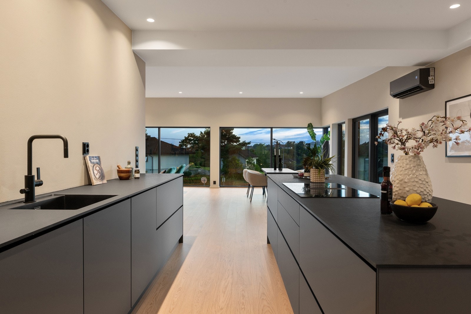 Kjøkkenet har integrerte hvitevarer, blant annet dobbelt opp med kjøl/frys. Galleribilde