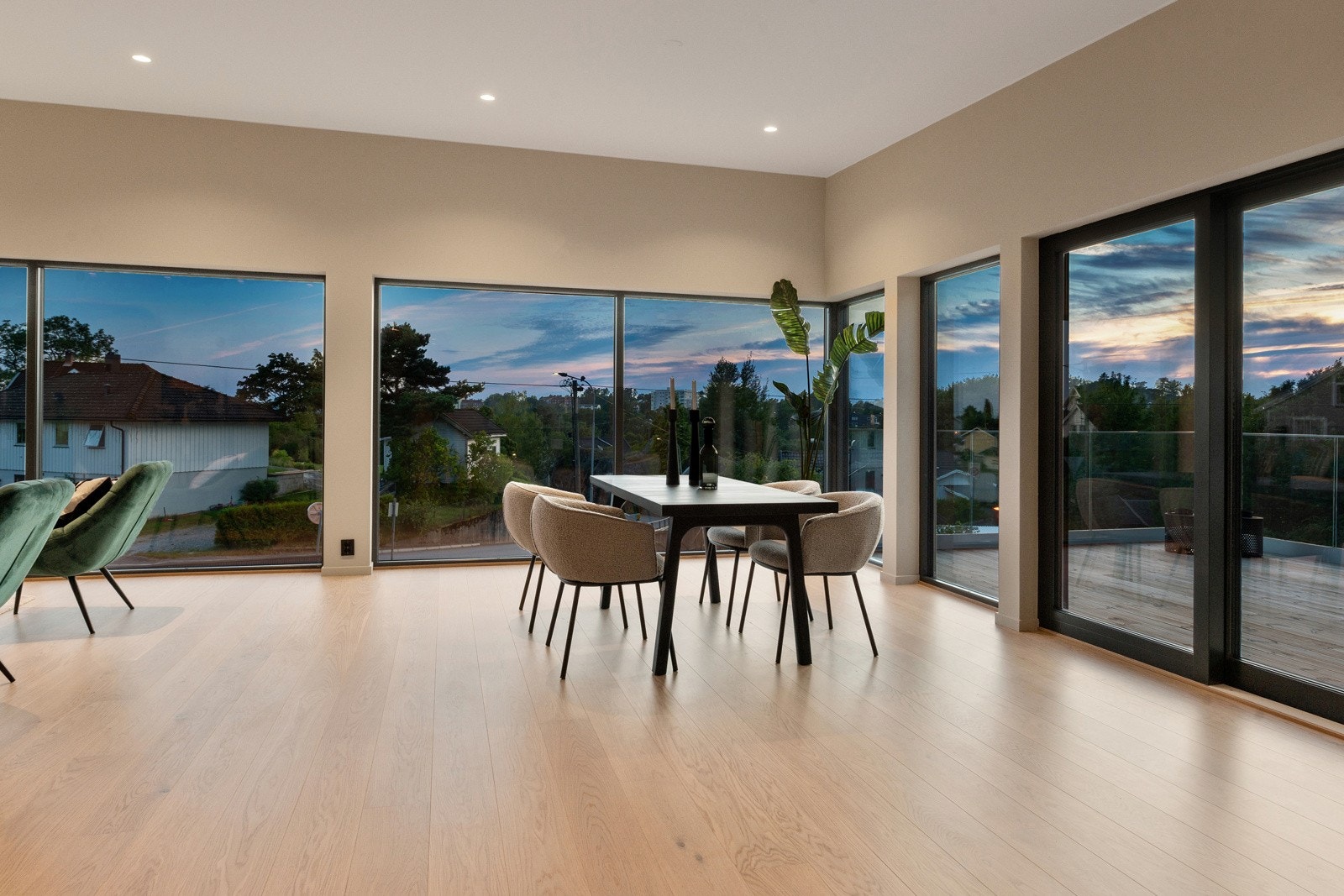 Det er plass til romslig spisestue, så her kan man samle både familie og venner. Galleribilde