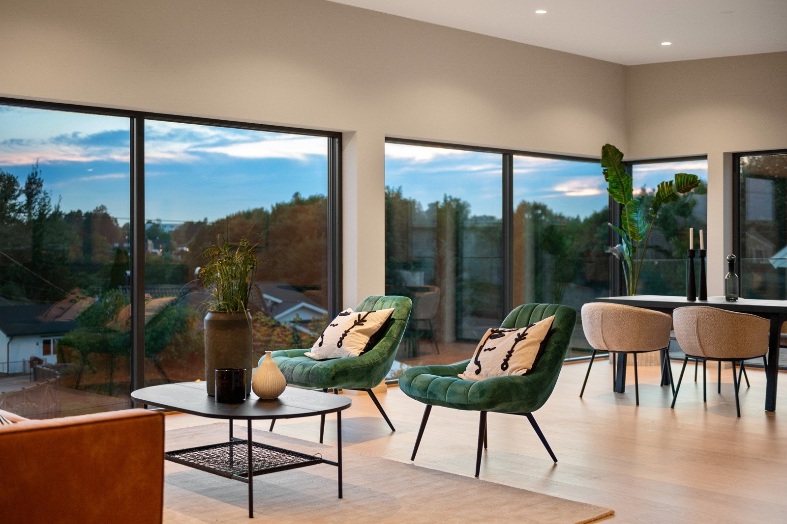 Stor stue med fantatisk lysinnslipp fra de store vinduene. Galleribilde