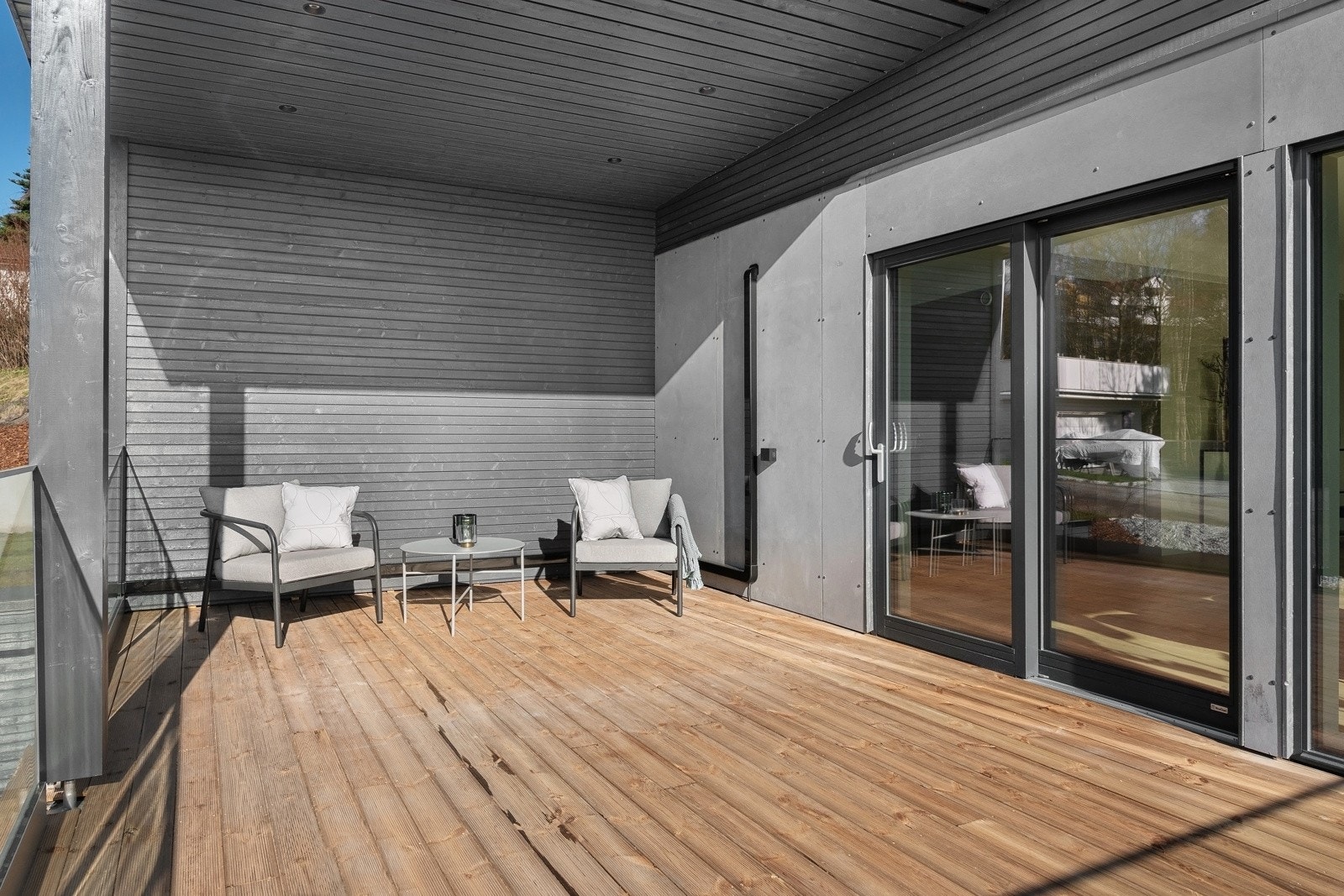 Deler av verandaen er overbygd, så her kan man kose seg både vår, sommer og høst. Galleribilde