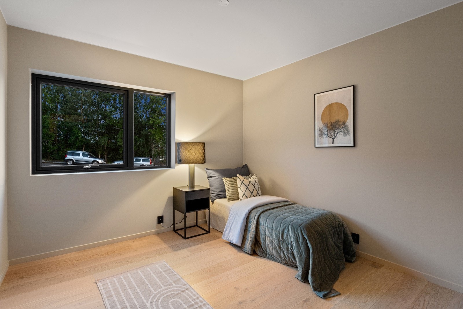 Leiligheten har 3 (4) soverom, alle av god størrelse. Dette er soverom 2. Galleribilde