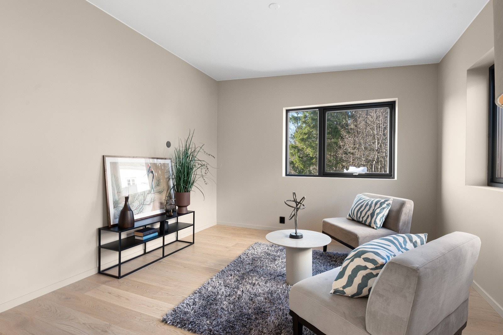 På innsiden av kjøkkenet er det en tv-stue eller et ekstra soverom ved behov. Galleribilde