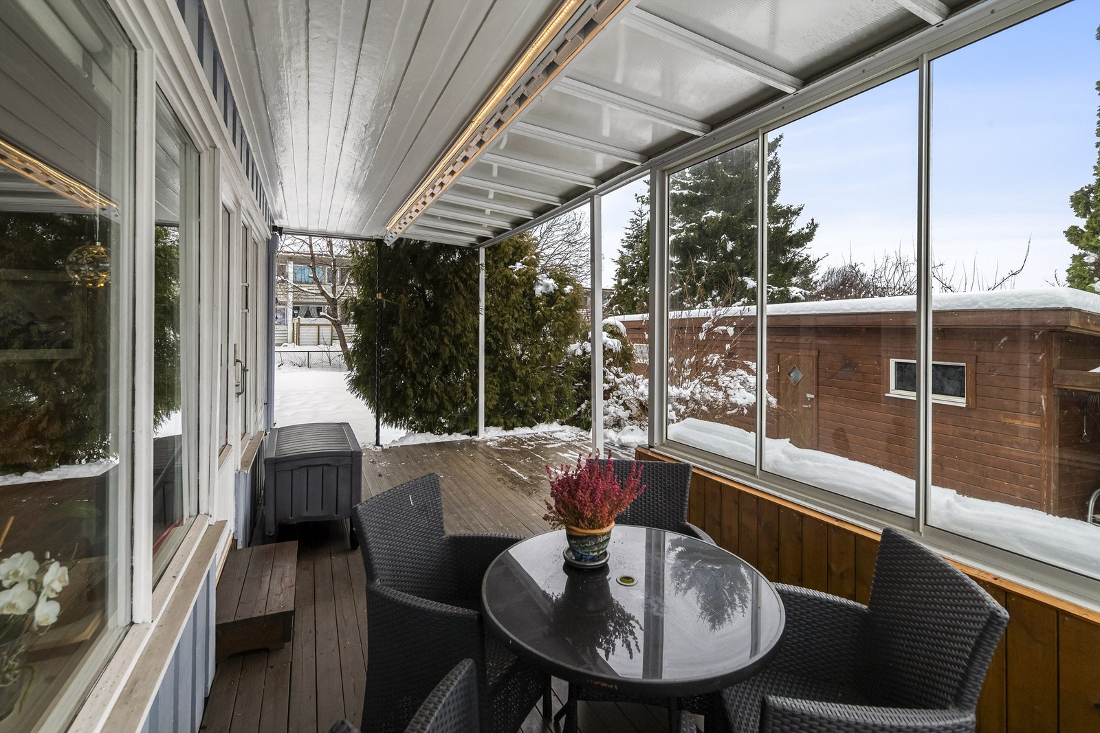 Fra stuen er det utgang til en stor og delvis overbygget uteplass vendt mot syd/vest. Galleribilde