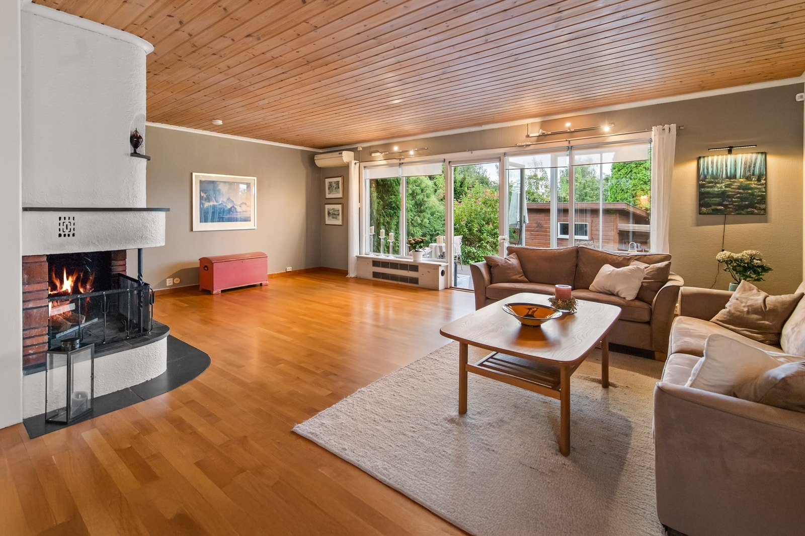 Boligen er fordelt på hovedetasje og kjeller, med funksjonell planløsning og perfekt for både familieliv og gjester. Galleribilde