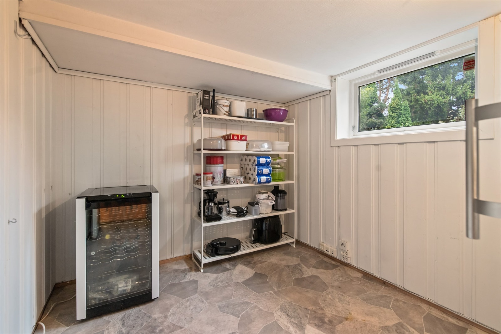 I kjellere er det rikelig med lagringsplass i flere boder. Galleribilde