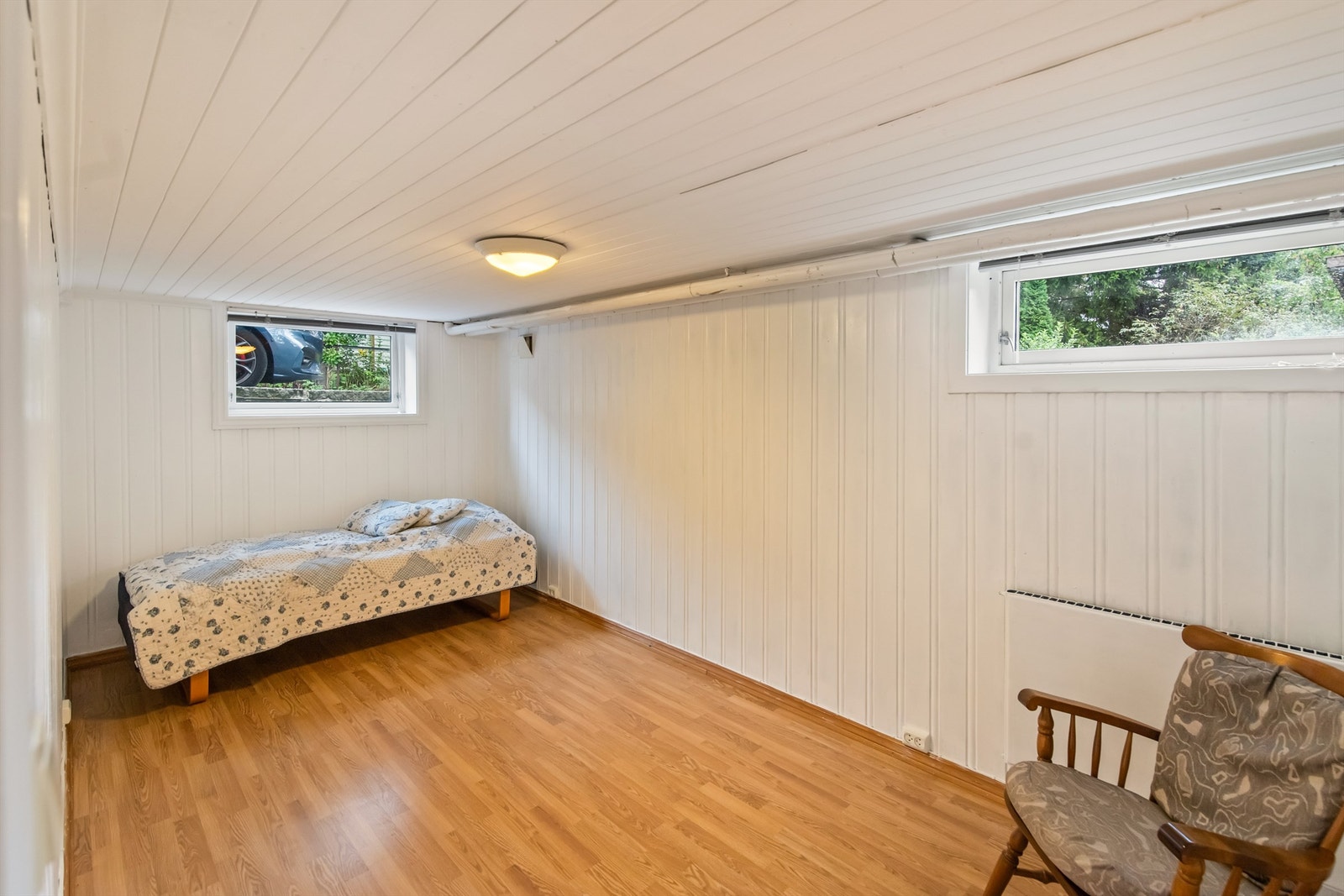 Kjelleretasjen er meget innholdsrik, med blant annet flere bad, eget vaskerom, gjestetoalett, to soverom og stor kjellerstue (soverommene og kjellerstuen er ikke godkjent for varig opphold). Galleribilde