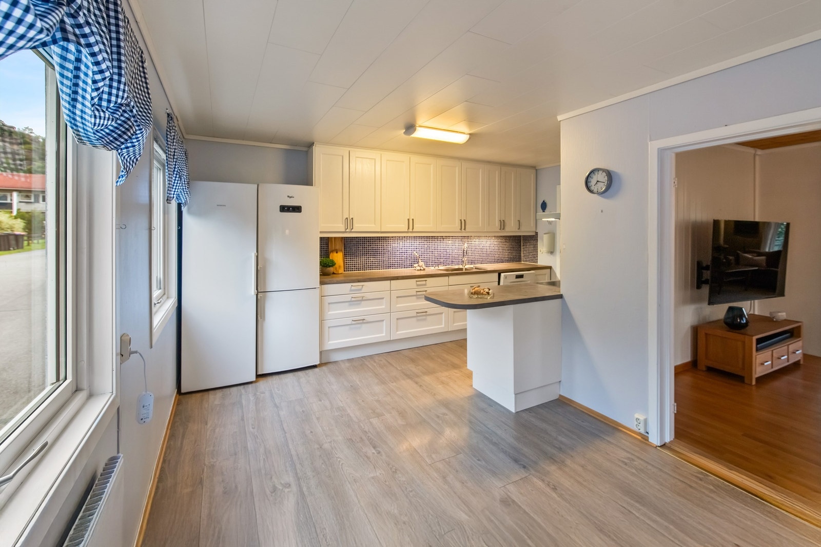 Lyst og stort kjøkken. Galleribilde