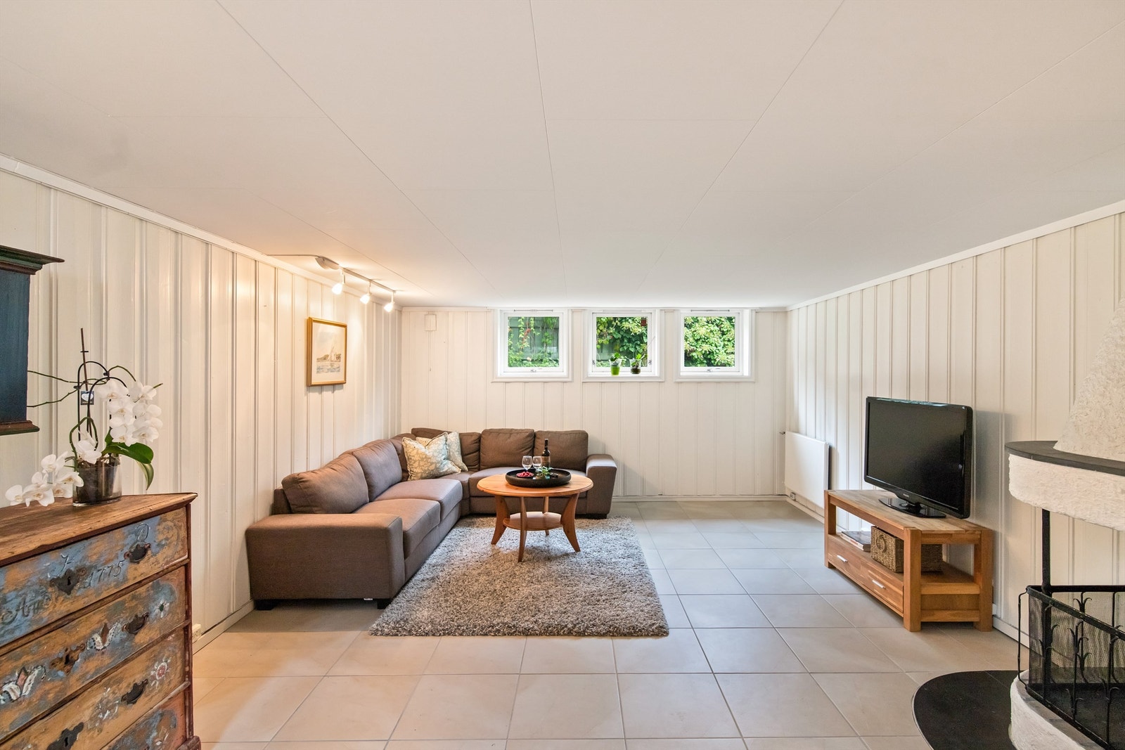 Stor kjellerstue. Perfekt avdeling for familiens ungdom (ikke søkt eller godkjent for varig opphold). Galleribilde