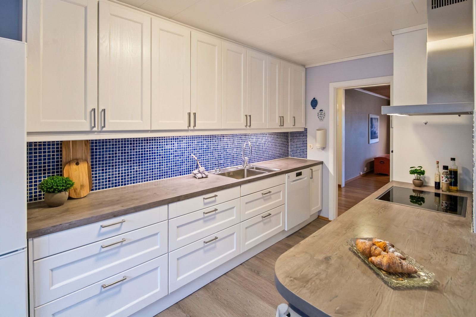 Kjøkkenet ligger praktisk til i eget rom og ble oppgradert med ny innredning i 2014. Galleribilde