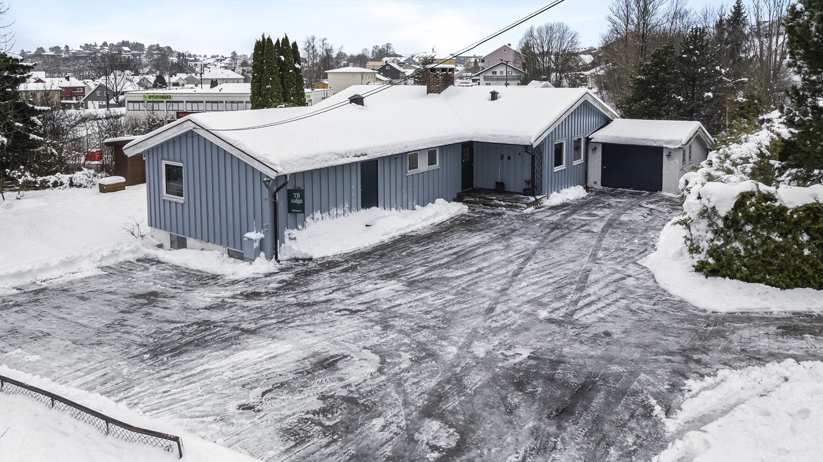 Gårdsplassen er asfaltert og har rikelig med parkeringsplasser - praktisk for både familie og gjester. Galleribilde