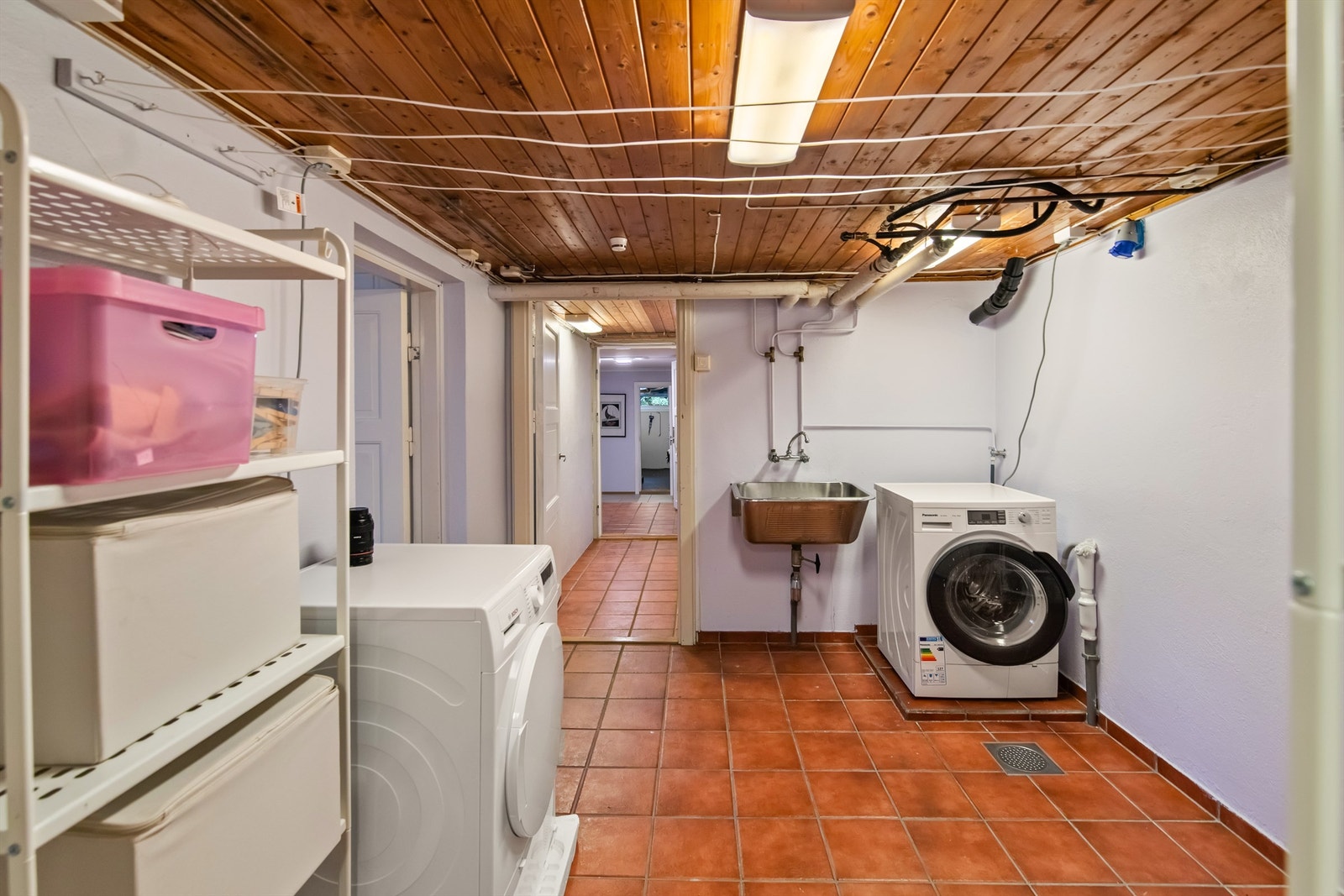 Praktisk vaskerom i kjelleren. Galleribilde